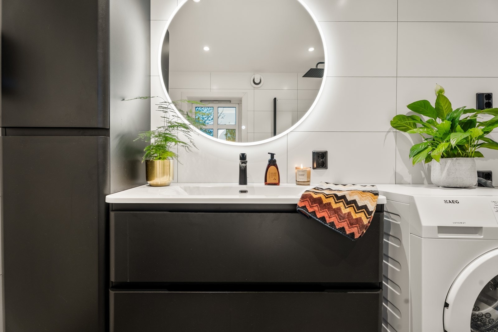 Detaljer fra badet, som har elektrisk styrt vifte for god ventilasjon. Galleribilde