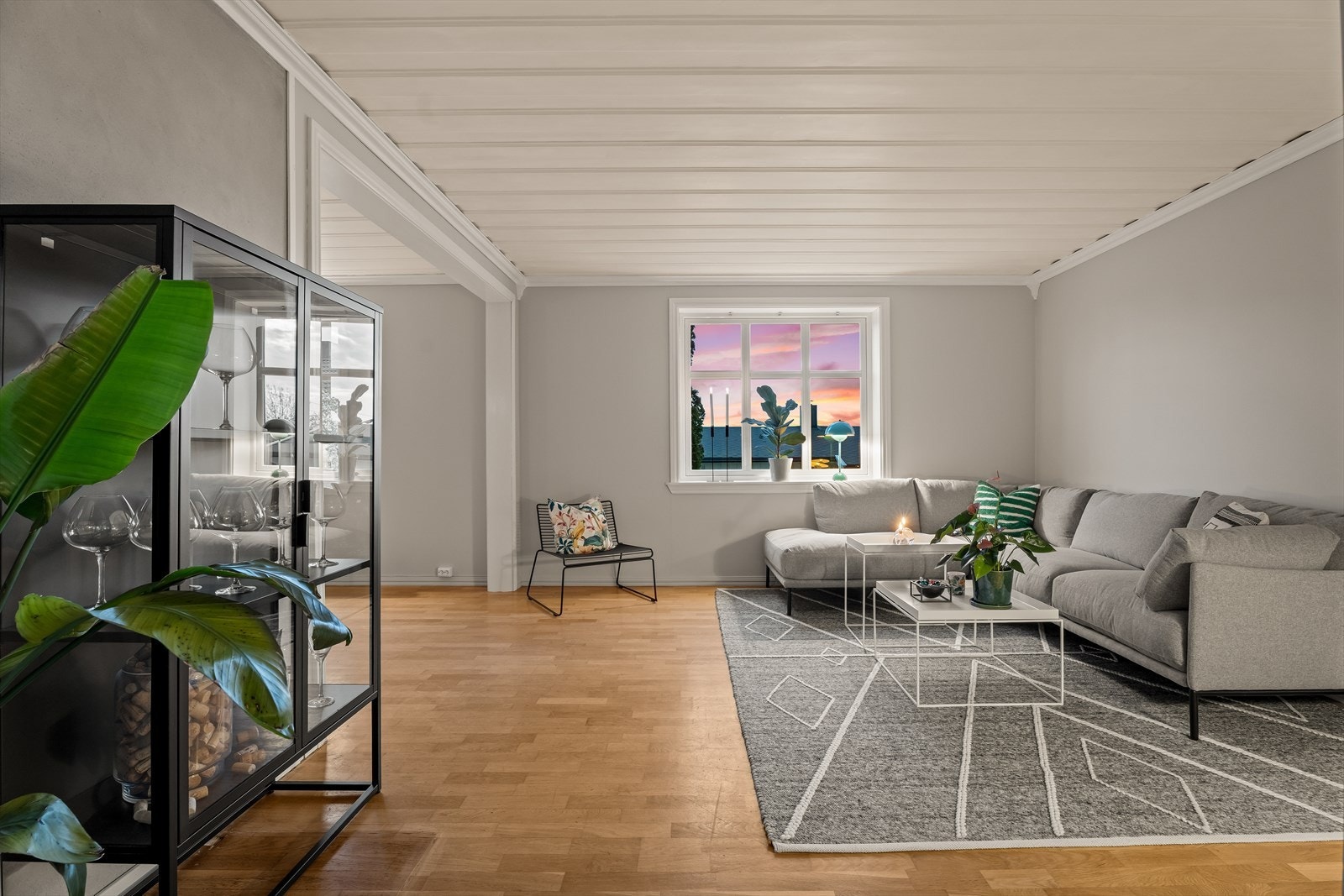Stuen er et hyggelig samlingspunkt også på kveldstid. Galleribilde