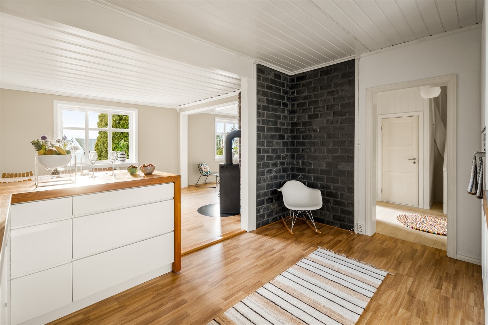 Fra kjøkkenet er det god oversikt over både spiseplass og stue. Galleribilde