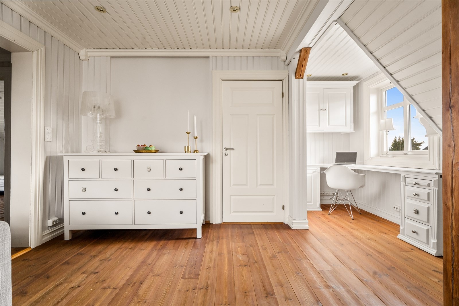 Loftstuen har plass til både sofagruppe og oppbevaringsmøbler. Galleribilde