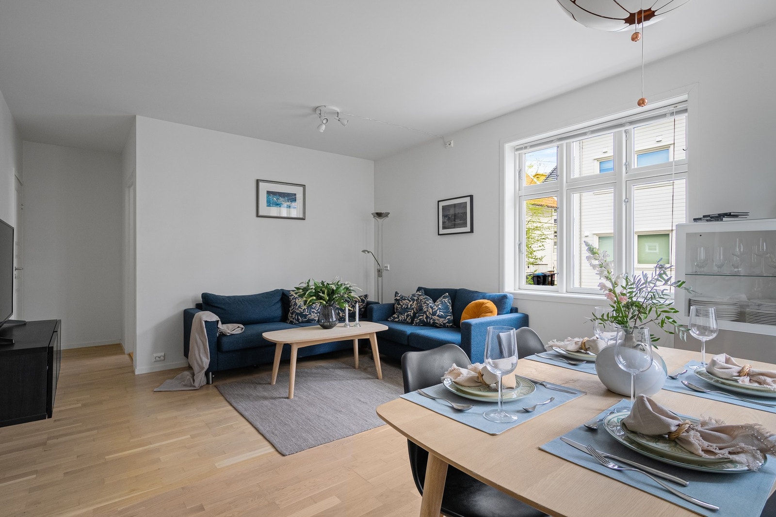 Gjennomgående moderne standard med pene materialvalg. Galleribilde