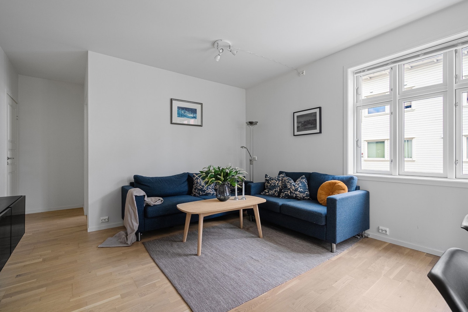 Store vindusflater slipper inn rikelig med naturlig lys. Galleribilde
