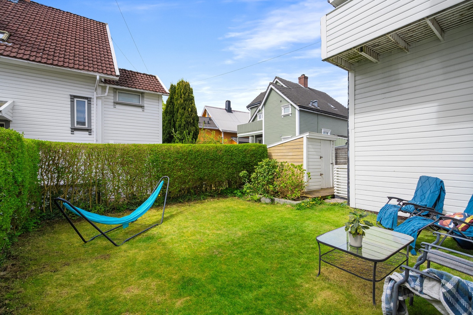 Solrik og skjermet felles hage med flotte uteområder for både store og små. Galleribilde