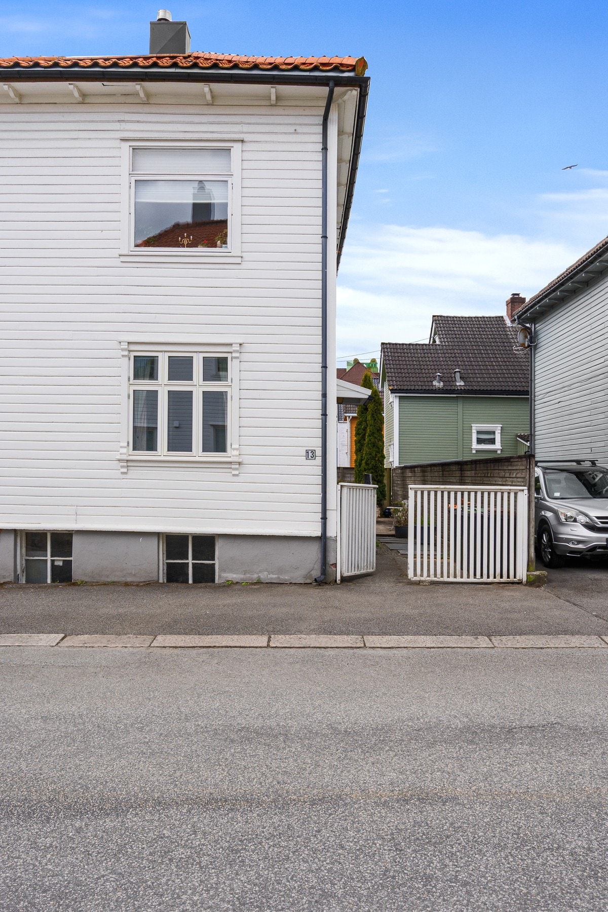 Sentrumsnær beliggenhet i hyggelig og etablert boligområde. Galleribilde