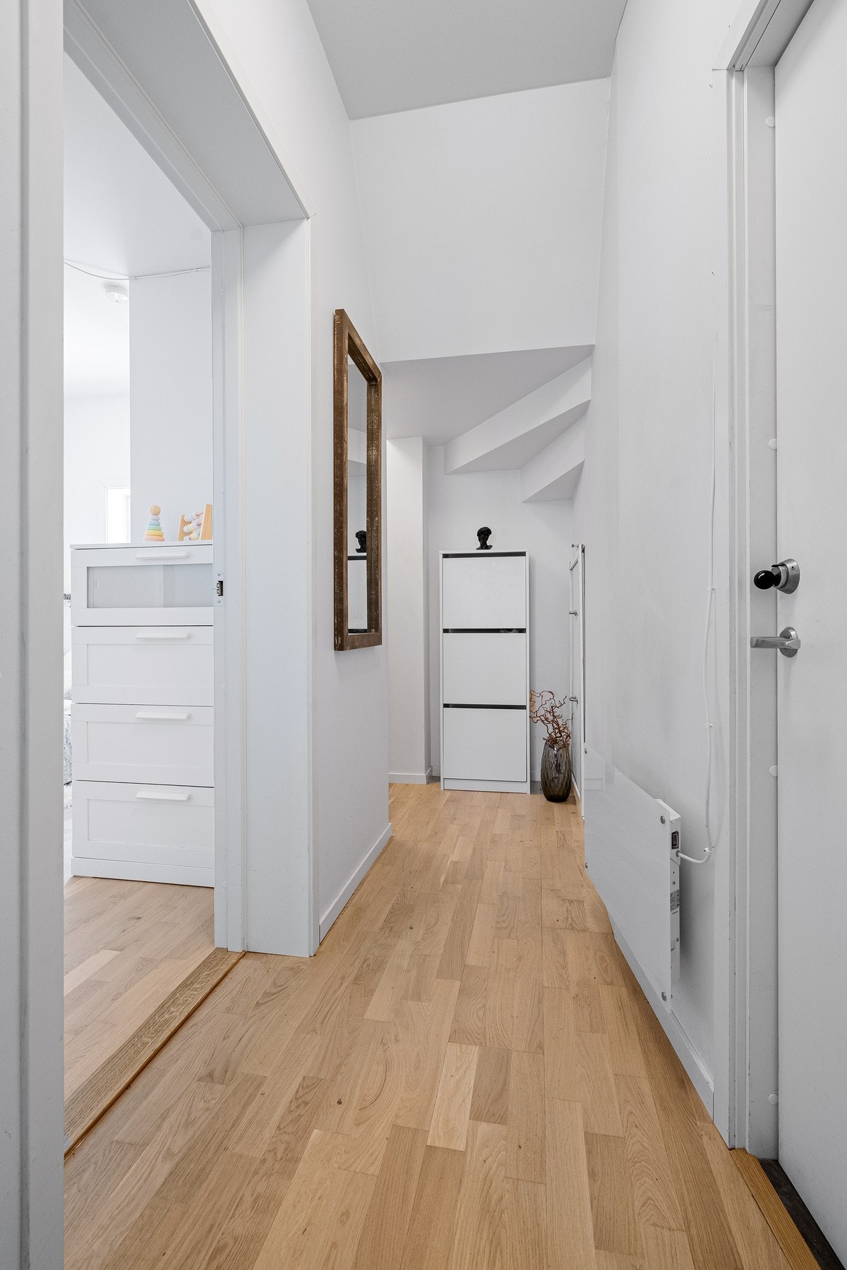 Innbydende entré og gang med praktisk planløsning. Galleribilde