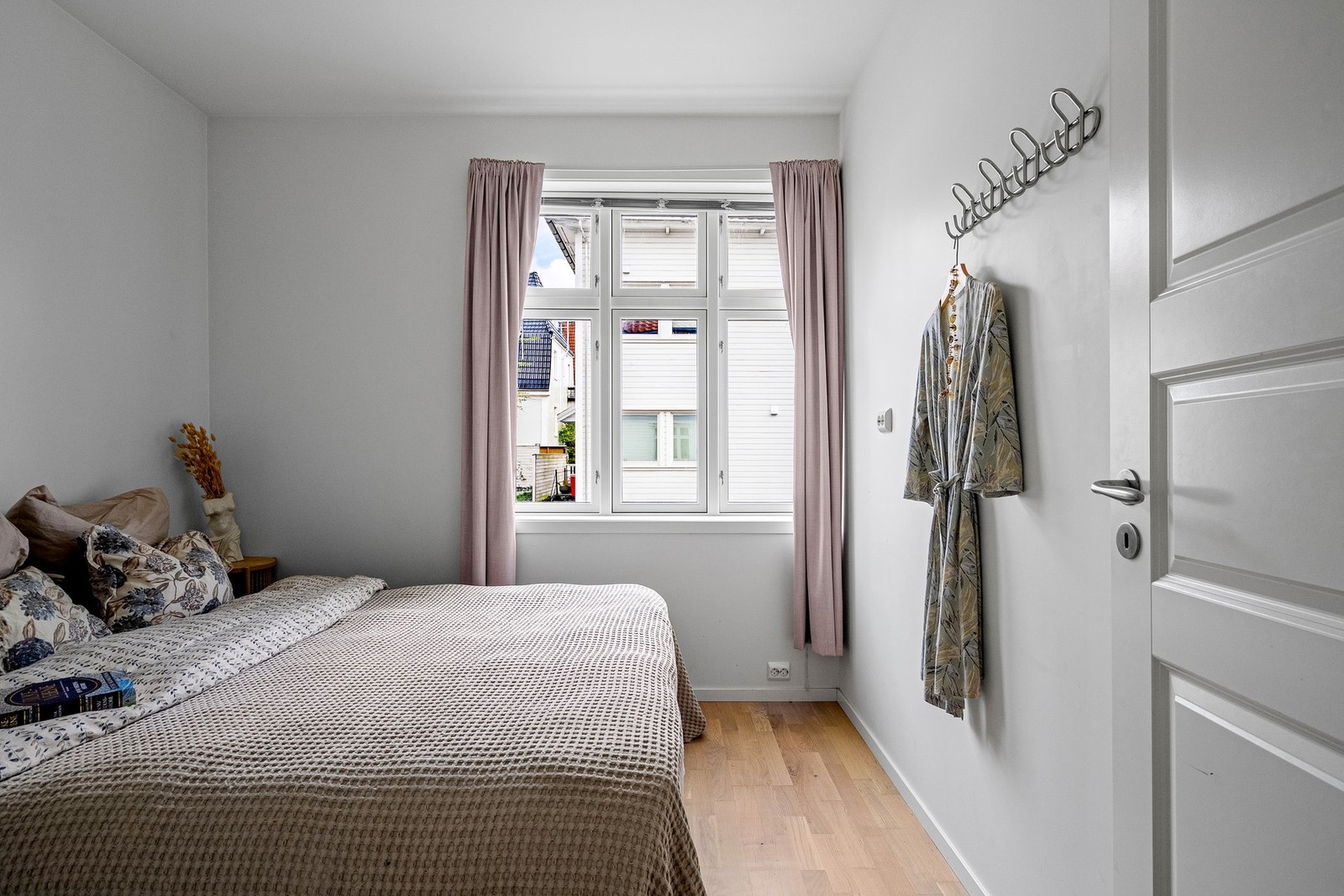 Rolig og behagelig soverom med lyse overflater. Galleribilde