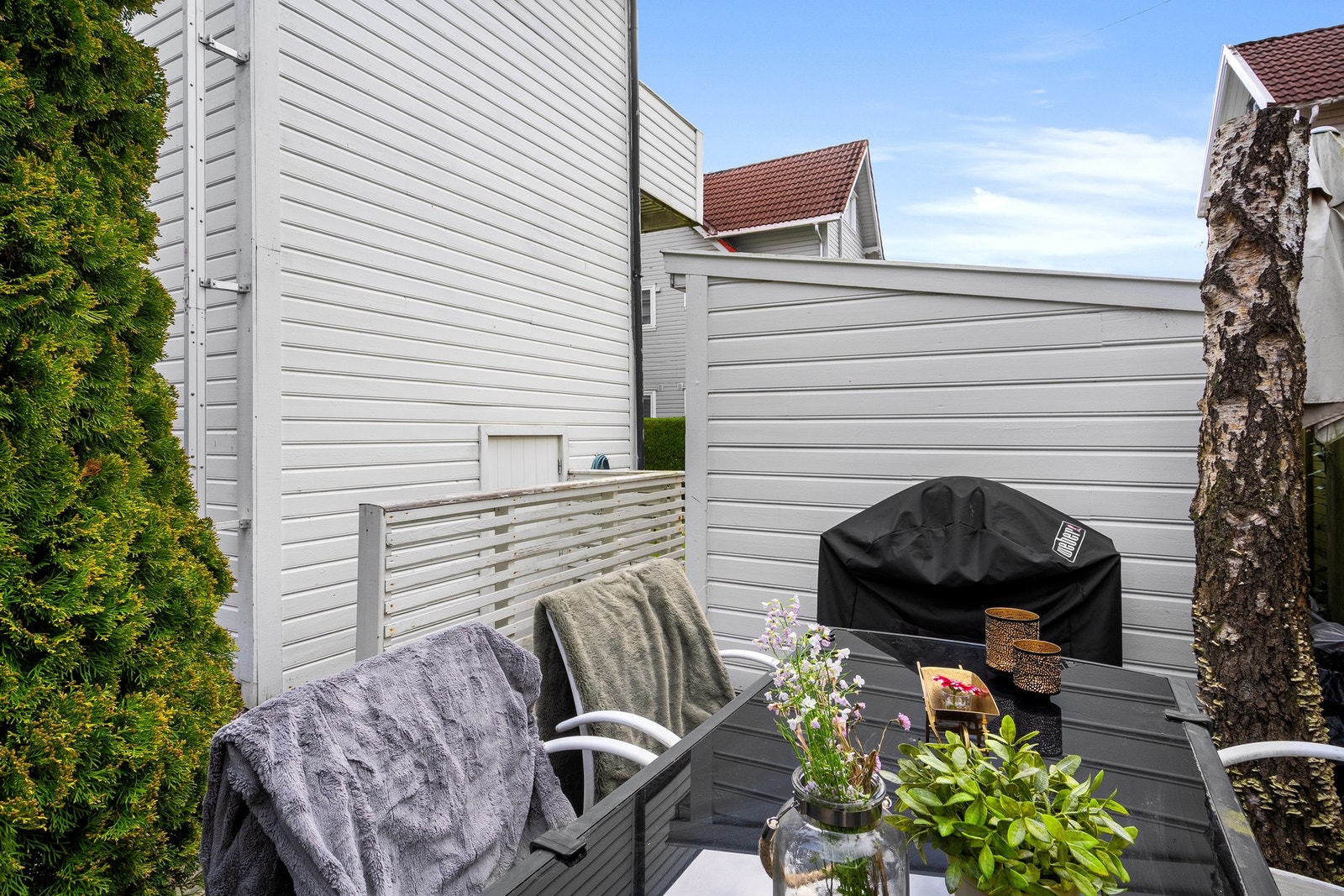 Solrik felles terrasse med plass til sittegruppe og grill. Galleribilde