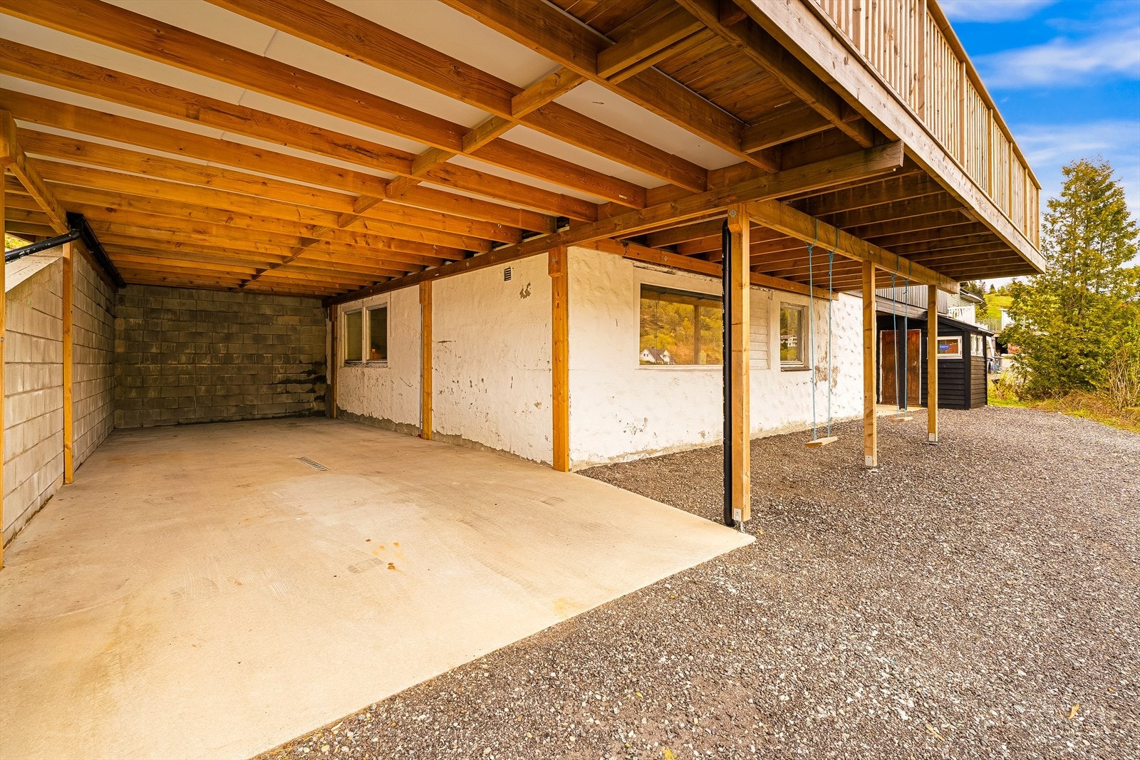 Carport er av god størrelse på 40 kvm Galleribilde