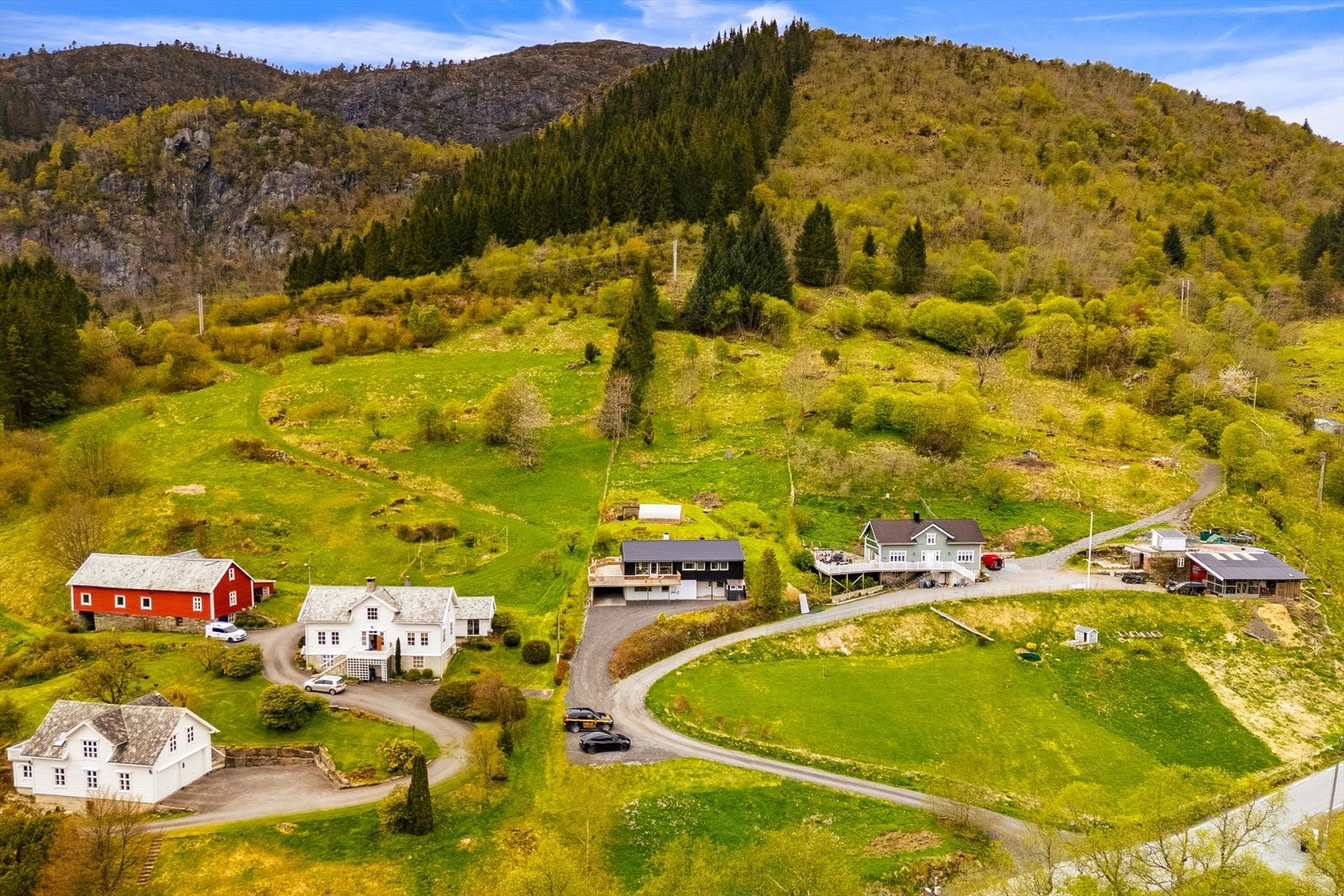 Er du på let etter en bolig hvor det er plass til alle sammen, stort tomt og som ligger landlig til? Da kan denne være noe for deg. Galleribilde