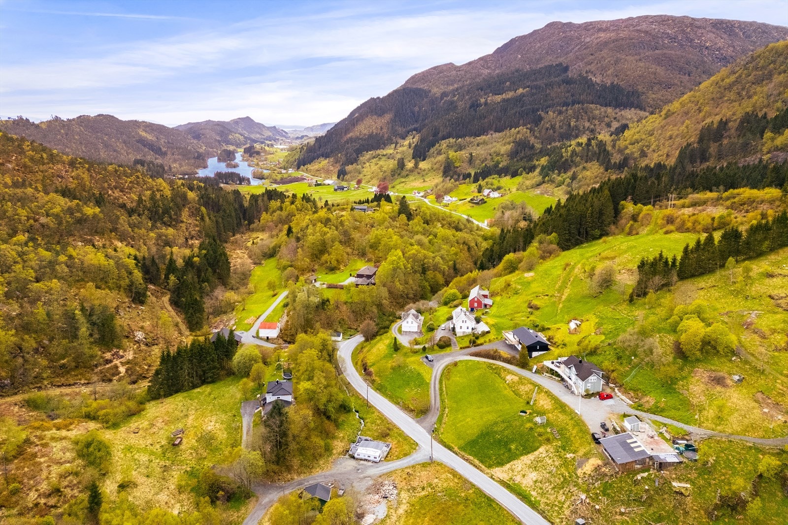Området har gode tur- og rekreasjonsmuligheter med nærhet til skog, mark, vann og fjellterreng. Galleribilde