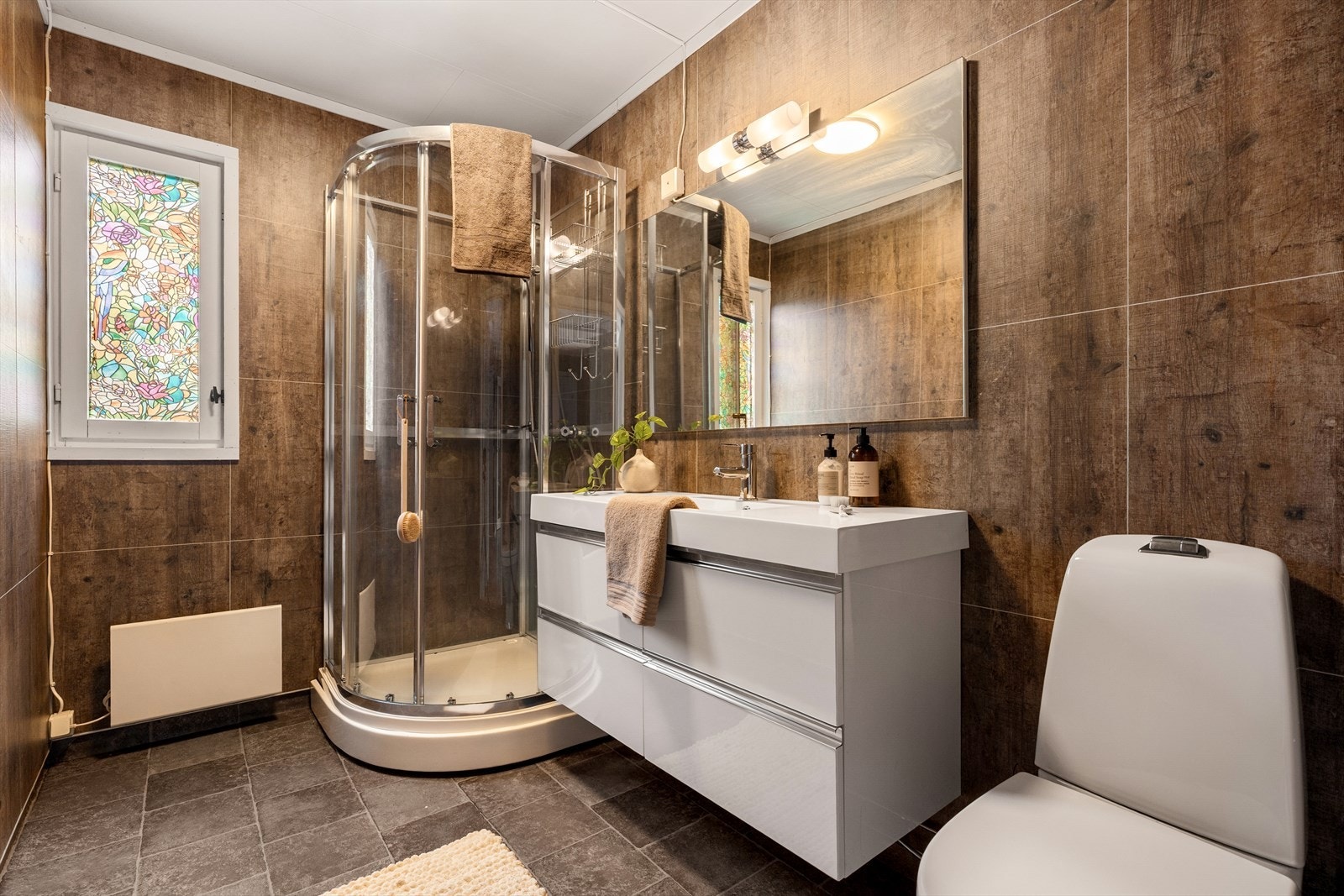 Badet er på 5kvm, overflater består av belegg på gulv, baderomsplater på vegger og himlingsplater i tak Galleribilde