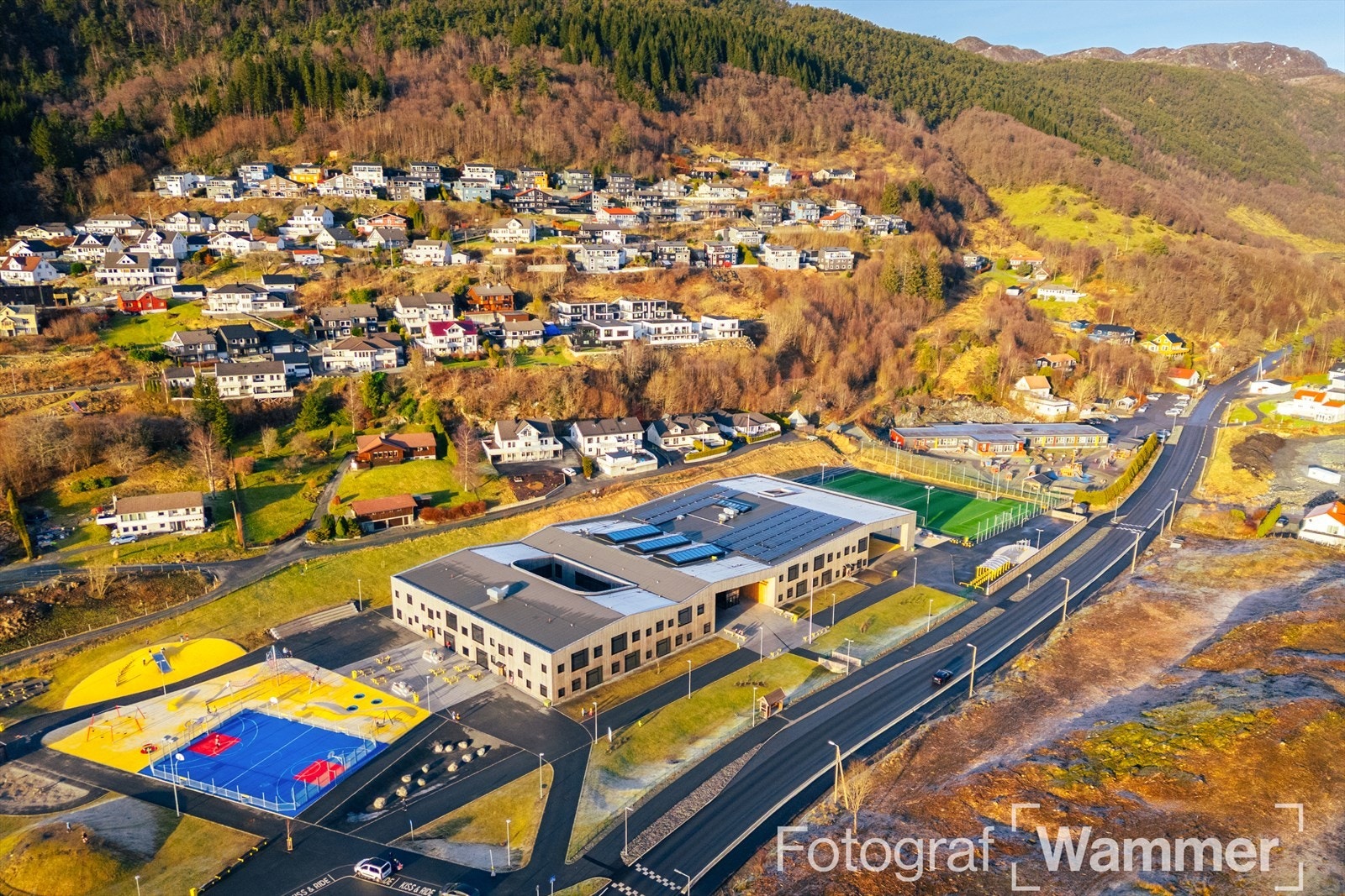 Nyere skoleanlegg en kort kjøretur unna Galleribilde