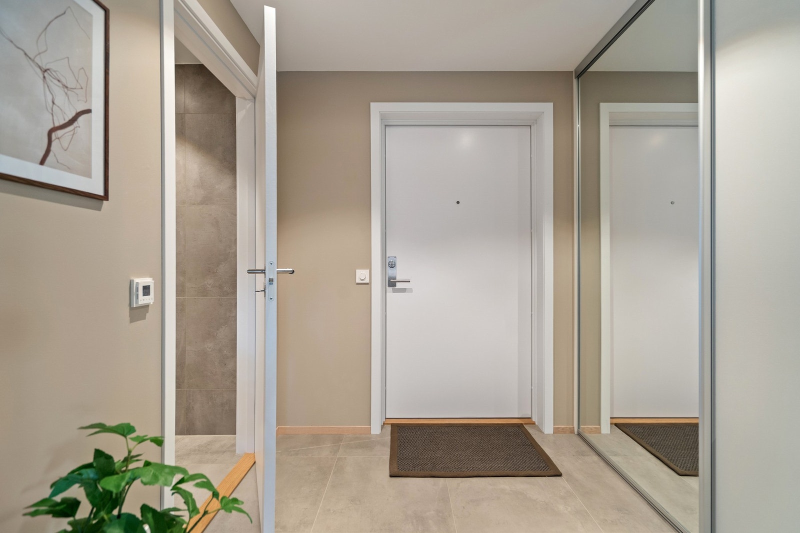 Hall/entré med fliser og varme i gulv Galleribilde