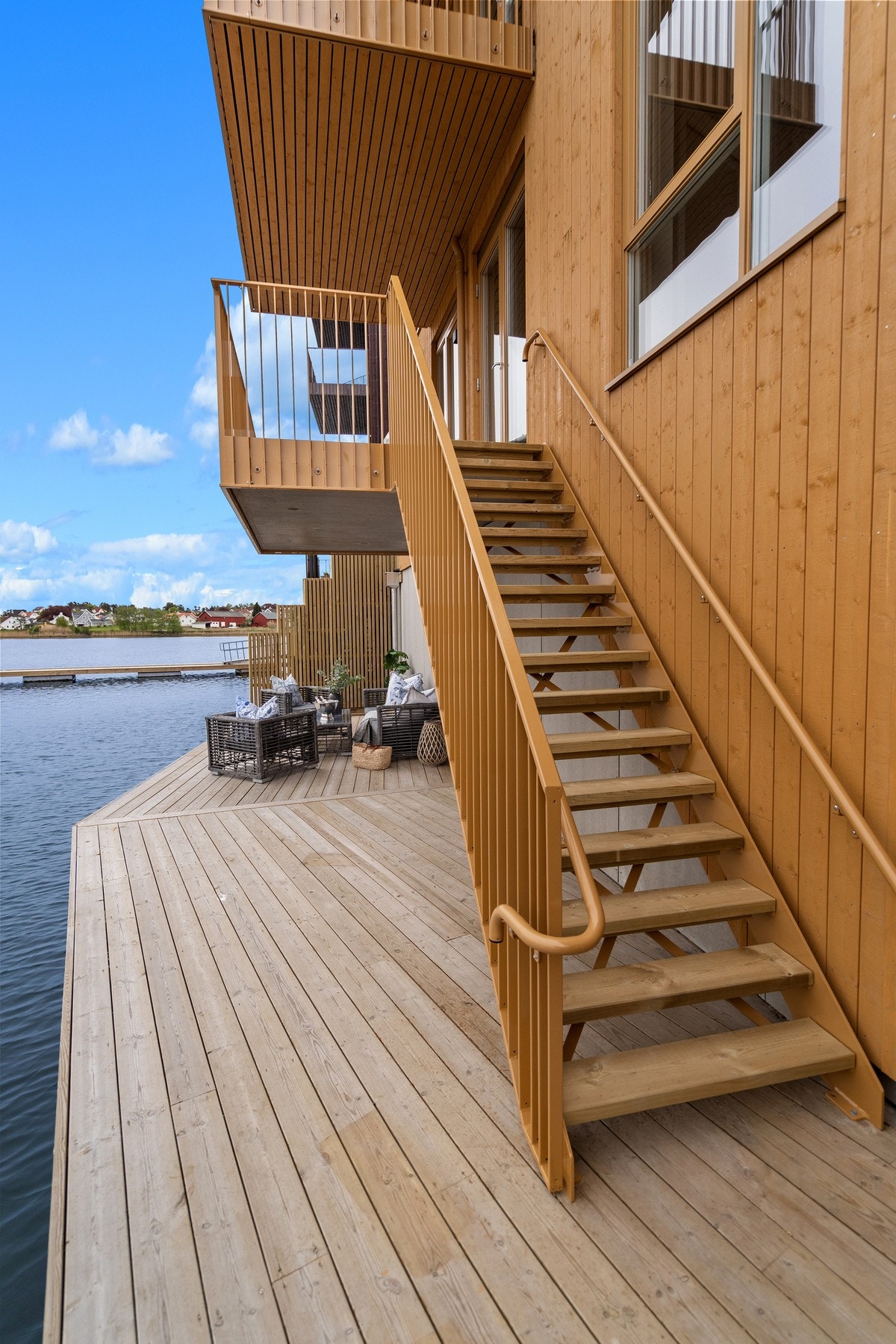 Trapp fra balkongen ned til egen brygge Galleribilde