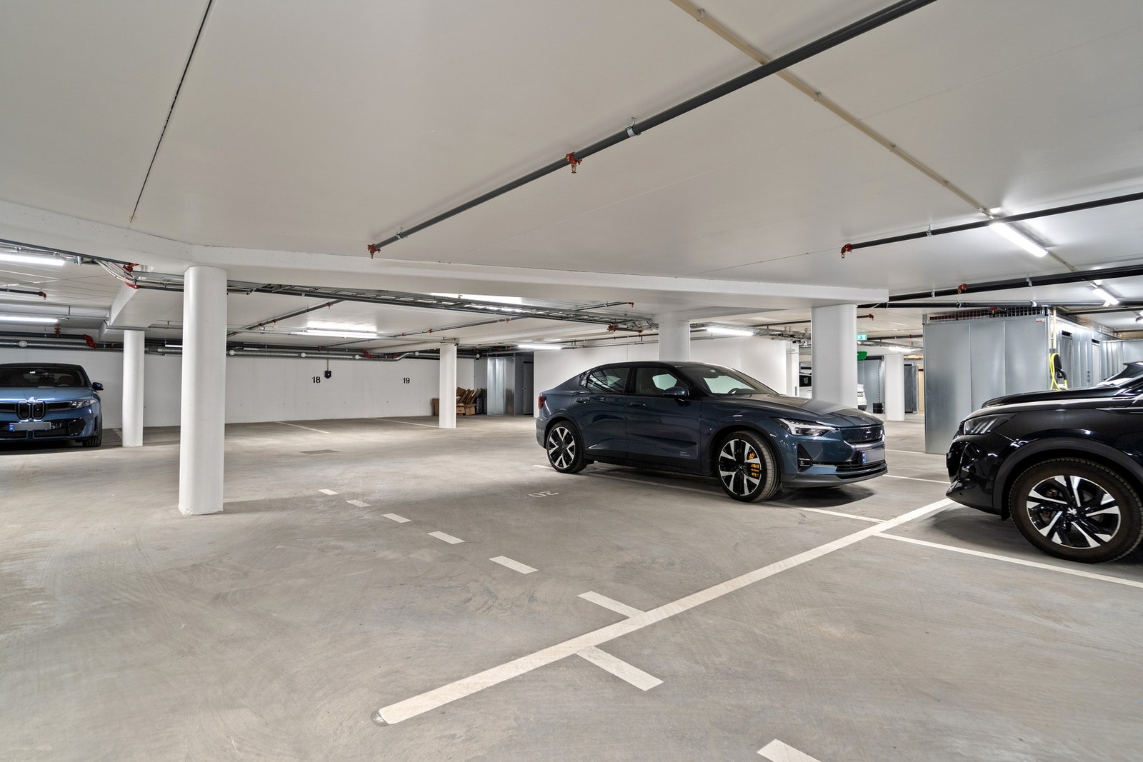 Egen p-plass i felles garasjeanlegg - Bred og god plass til bilen Galleribilde