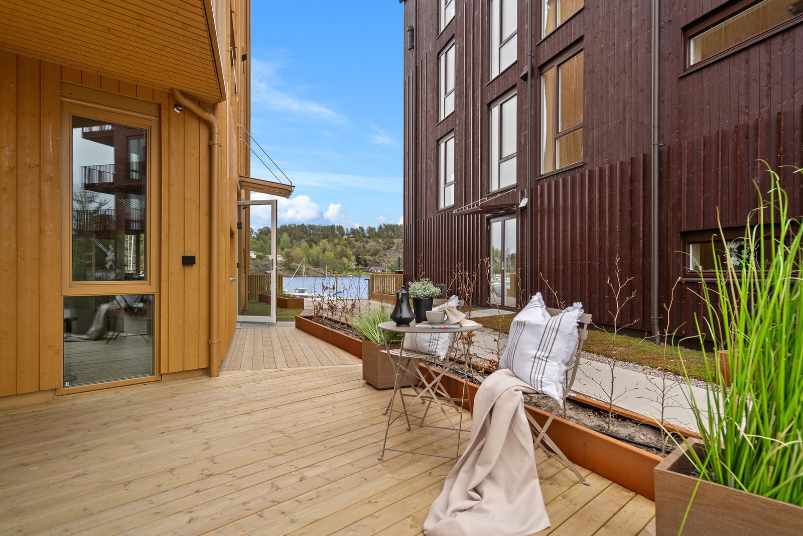 Stor terrasse mot syd og vest som gir gode solforhold til sene kveldstimer Galleribilde