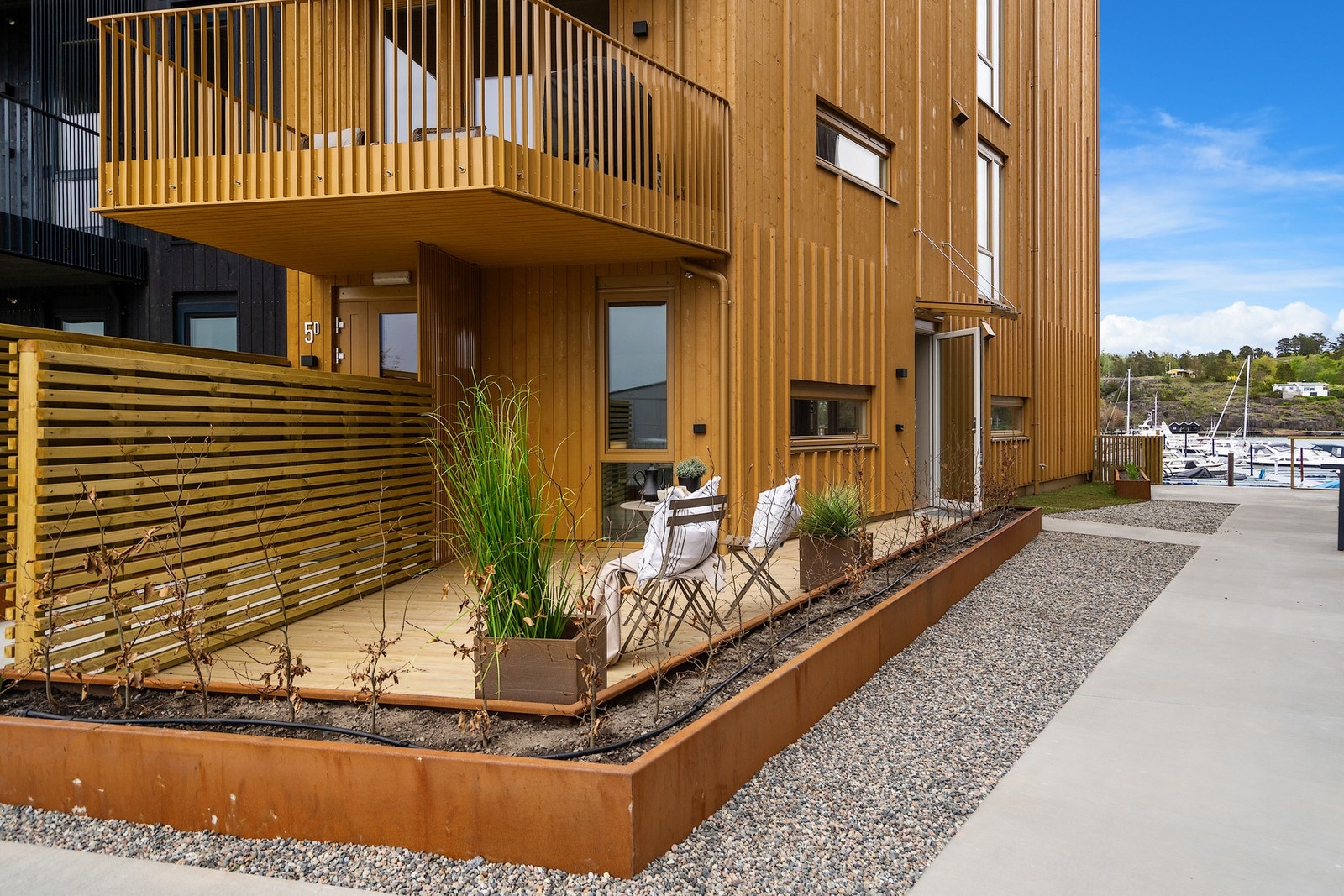 Terrasse ved inngang til leiligheten - Her har du solen til sent på kvelden Galleribilde