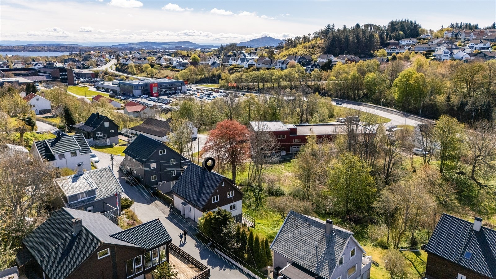 Etablert boligområde med kort avstand til barnehage, skole, Karmøyhallen, turområder og Kopervik sentrum. Galleribilde