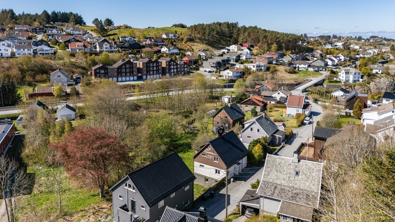 Utsikt utover nabobebyggelsen og mot sør i retning Stangelandstølen. Galleribilde