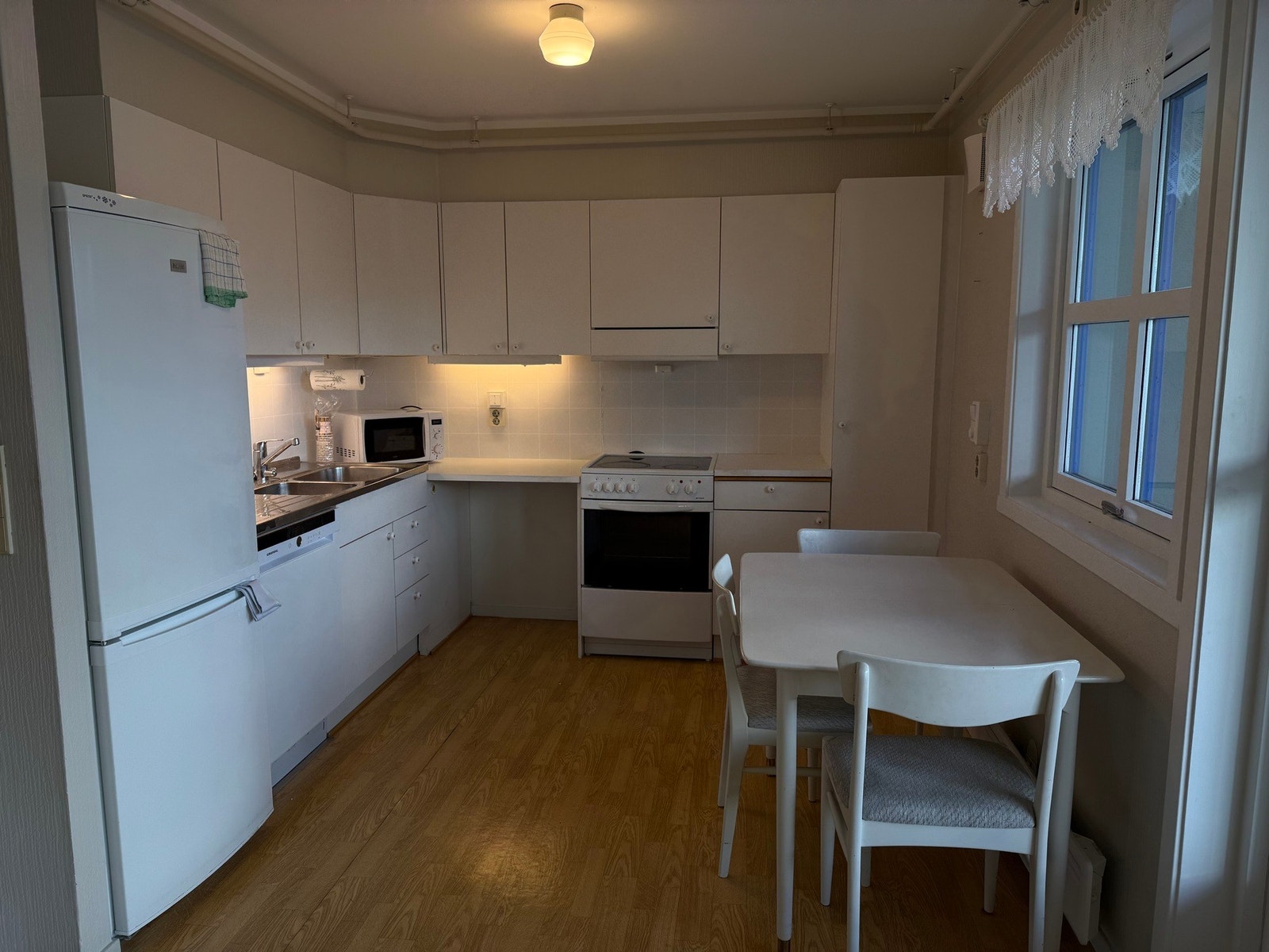 Kjøkkenet er oppgradert de siste årene med ventilator, nytt blandebatteri og lys under overskap, og har god skap- og benkeplass Galleribilde