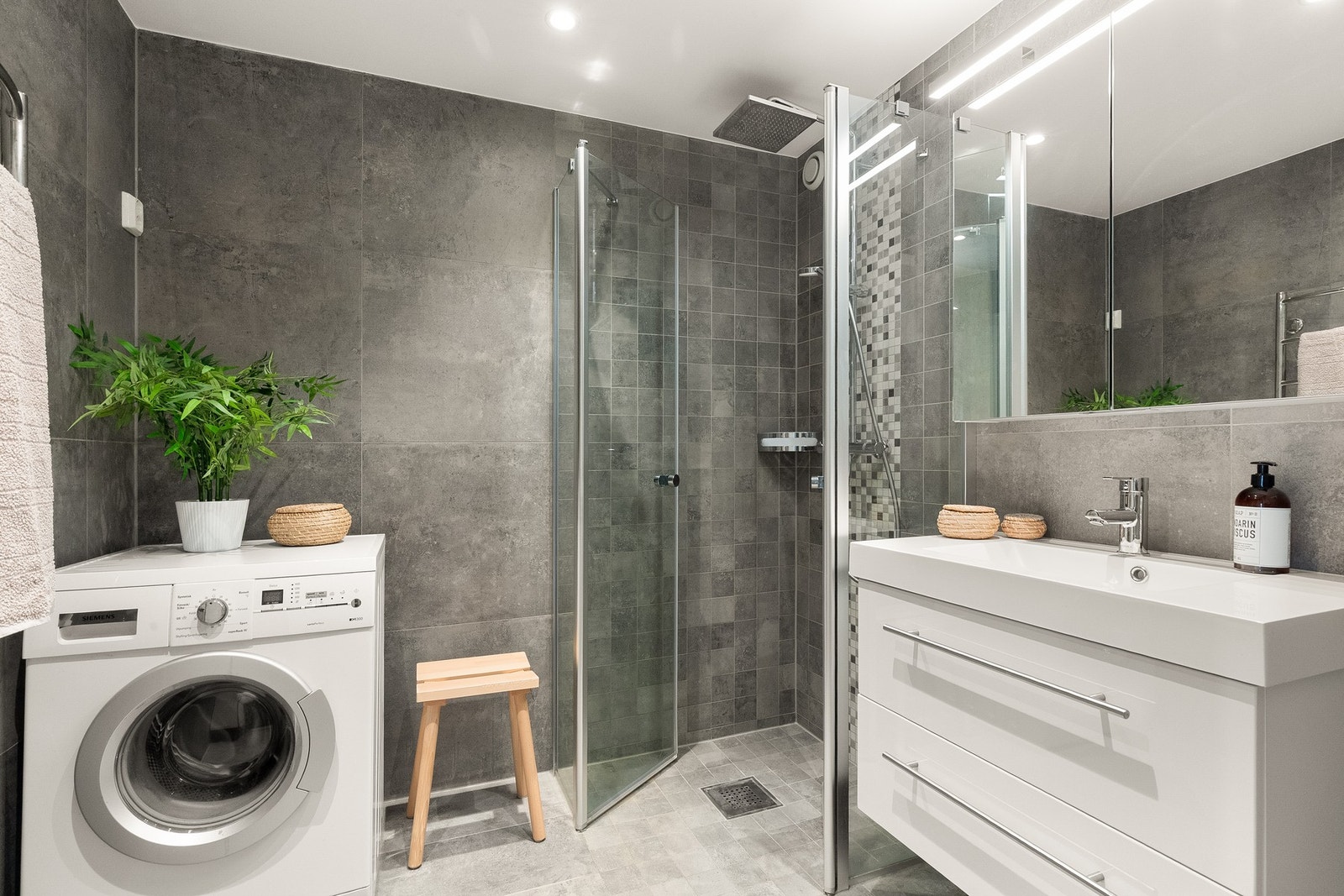 Badet er fra 2017. Gulvet er flislagt. Rommet har elektriske varmekabler og innfelt downlights i innvendig tak Galleribilde