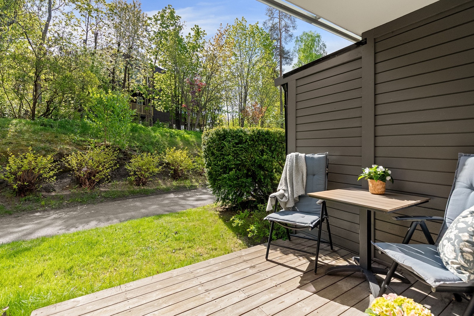 Koselig terrasseplatting med plass til sittegruppe Galleribilde