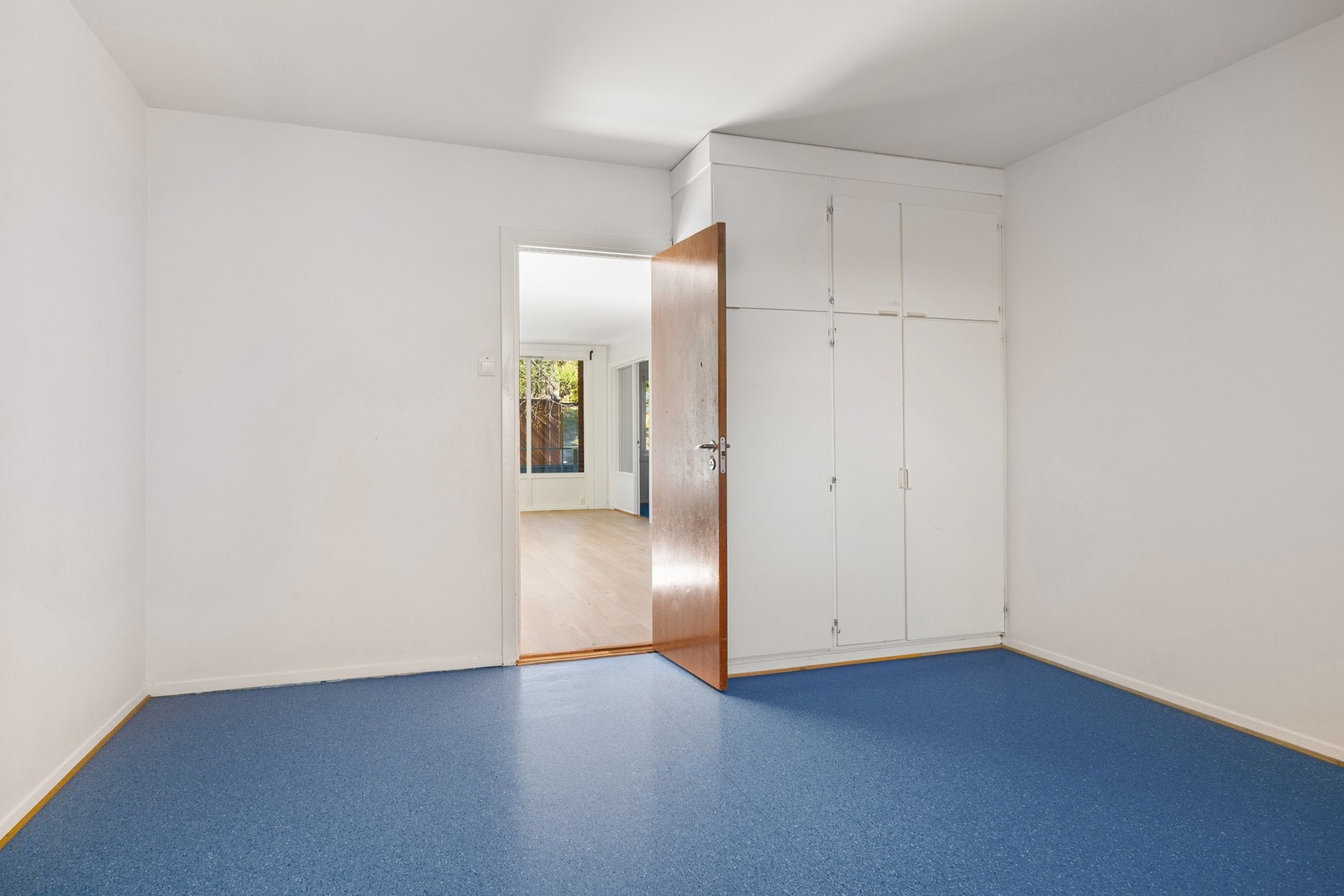 Det er godt med oppbevaringsplass i garderobeskap. Galleribilde