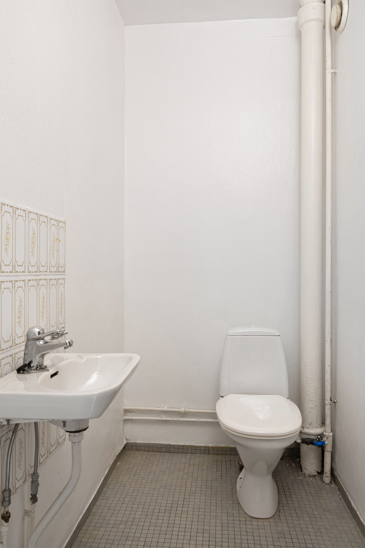 Separat toalettrom med flislagt gulv. Galleribilde