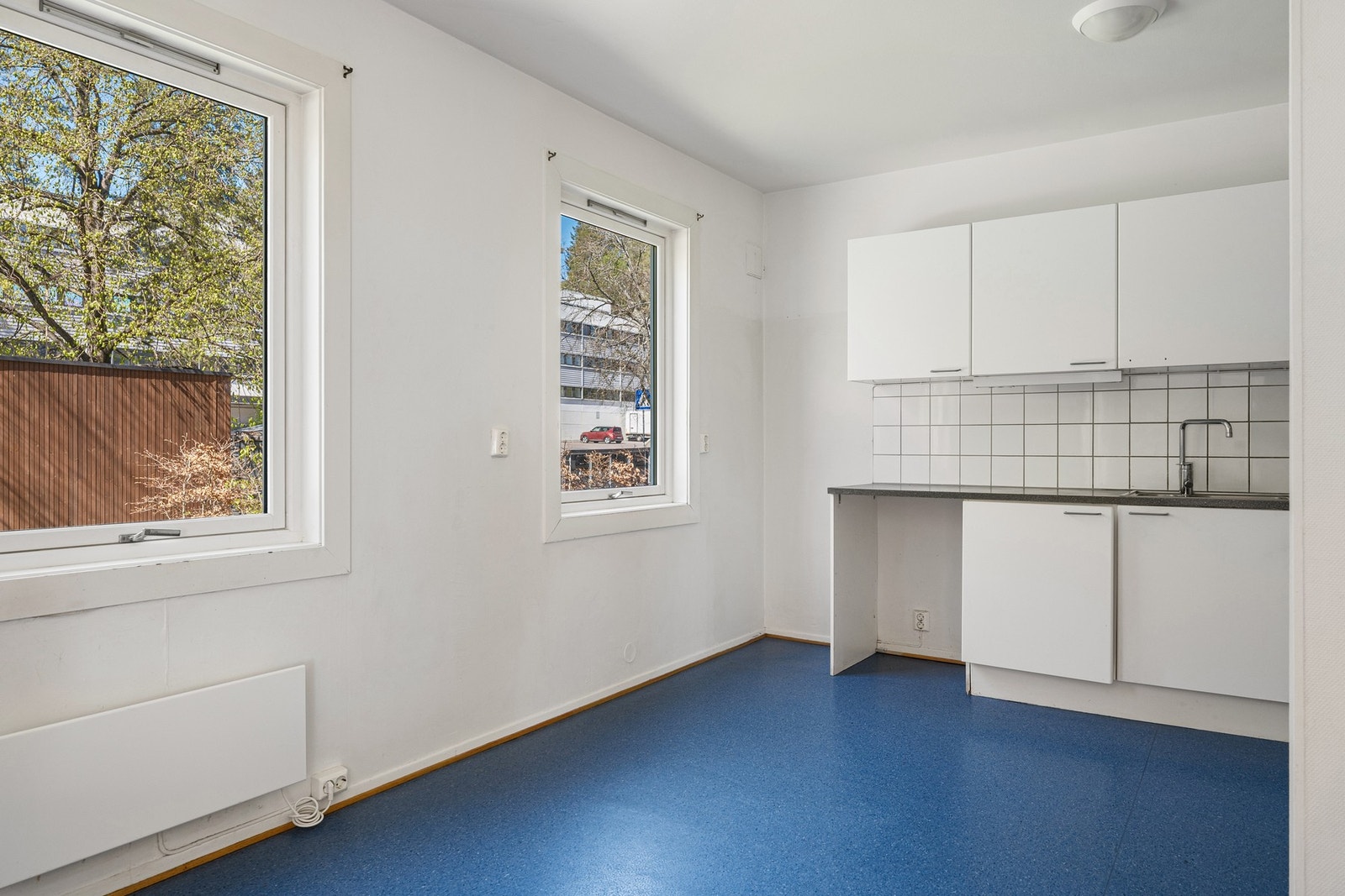 Det er godt med skap- og benkeplass, samt fint lysinnslipp fra vinduene. Galleribilde