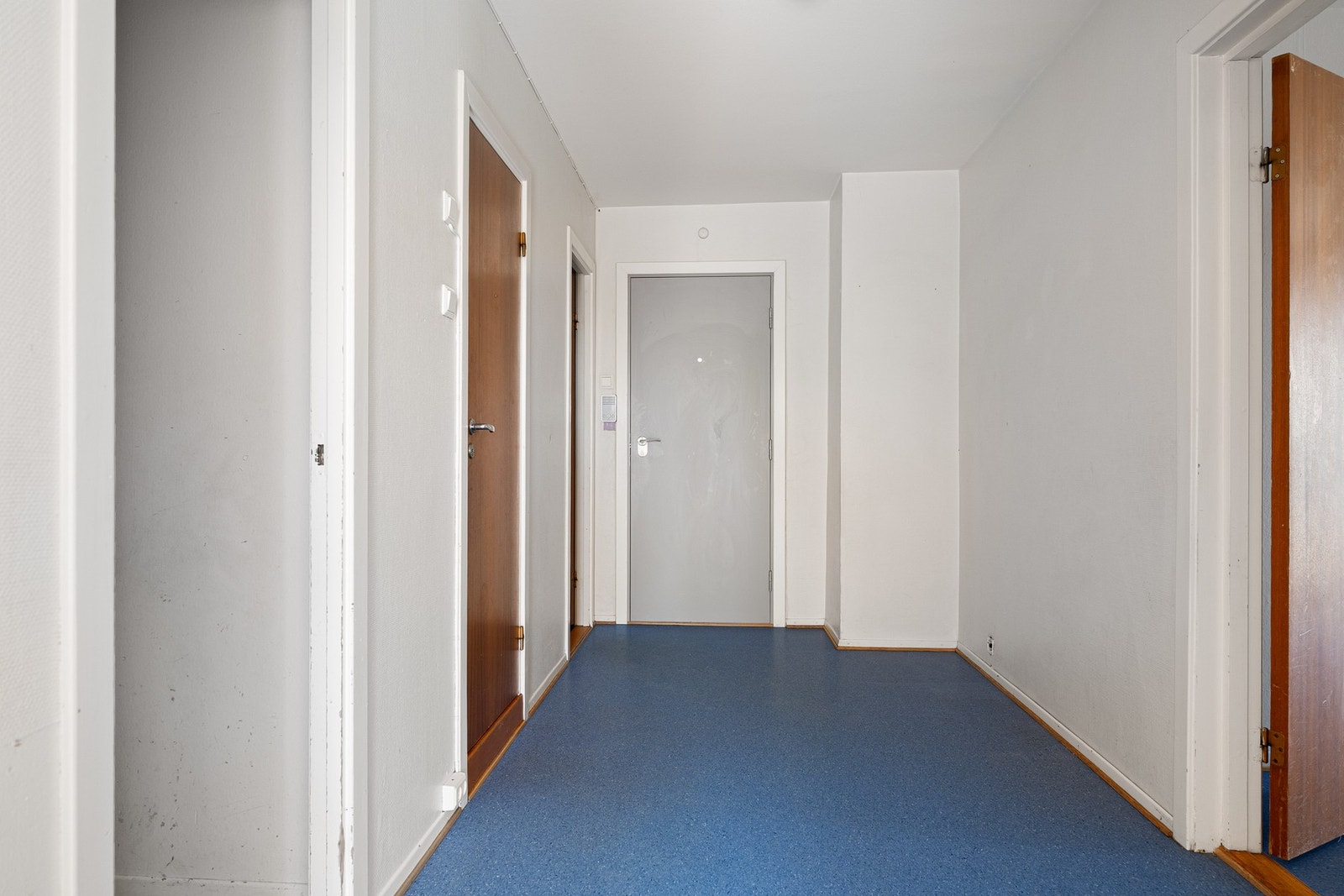Romslig og lys entré. Galleribilde