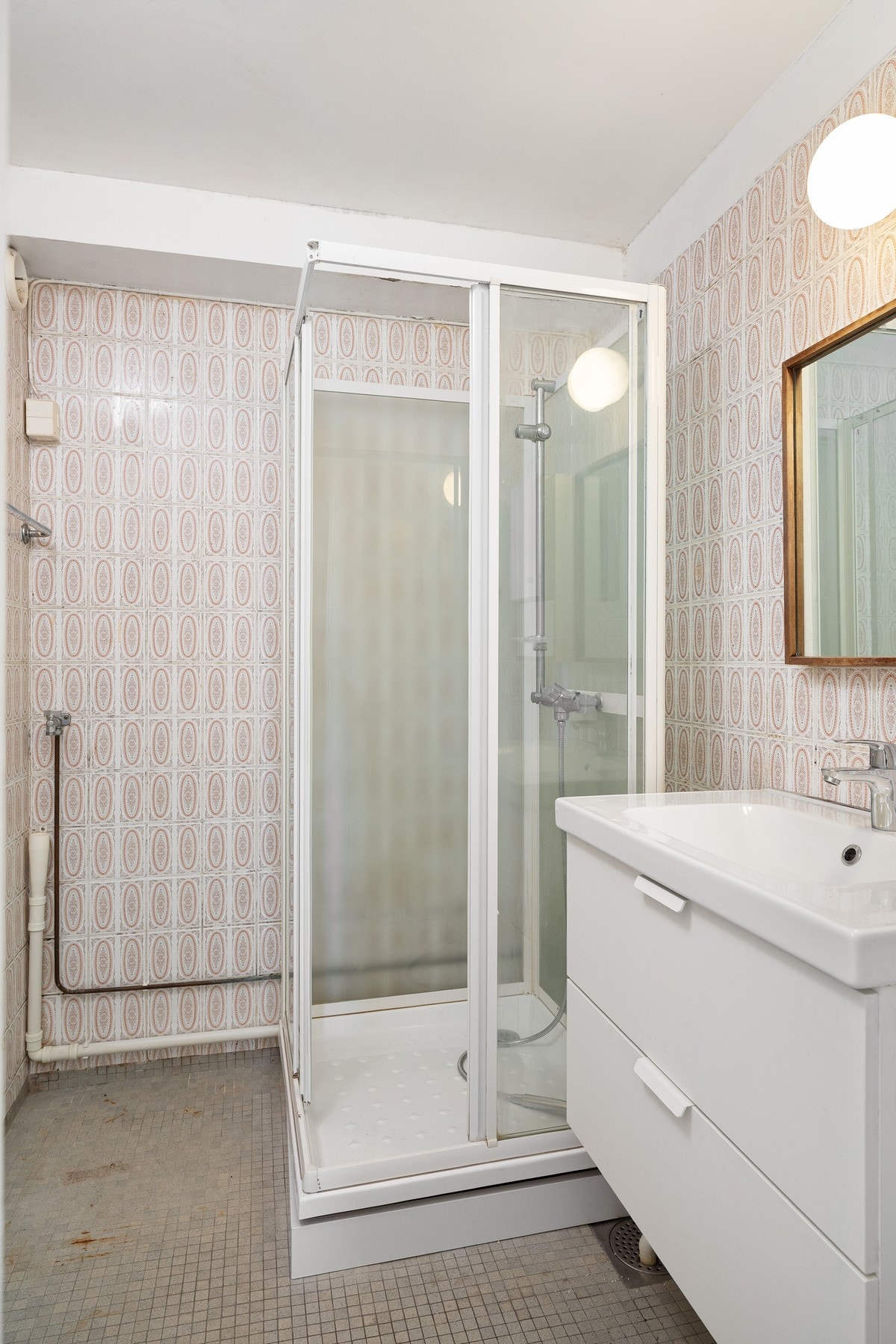 Flislagt bad med opplegg for vaskemaskin. Badet har moderniseringsbehov. Galleribilde