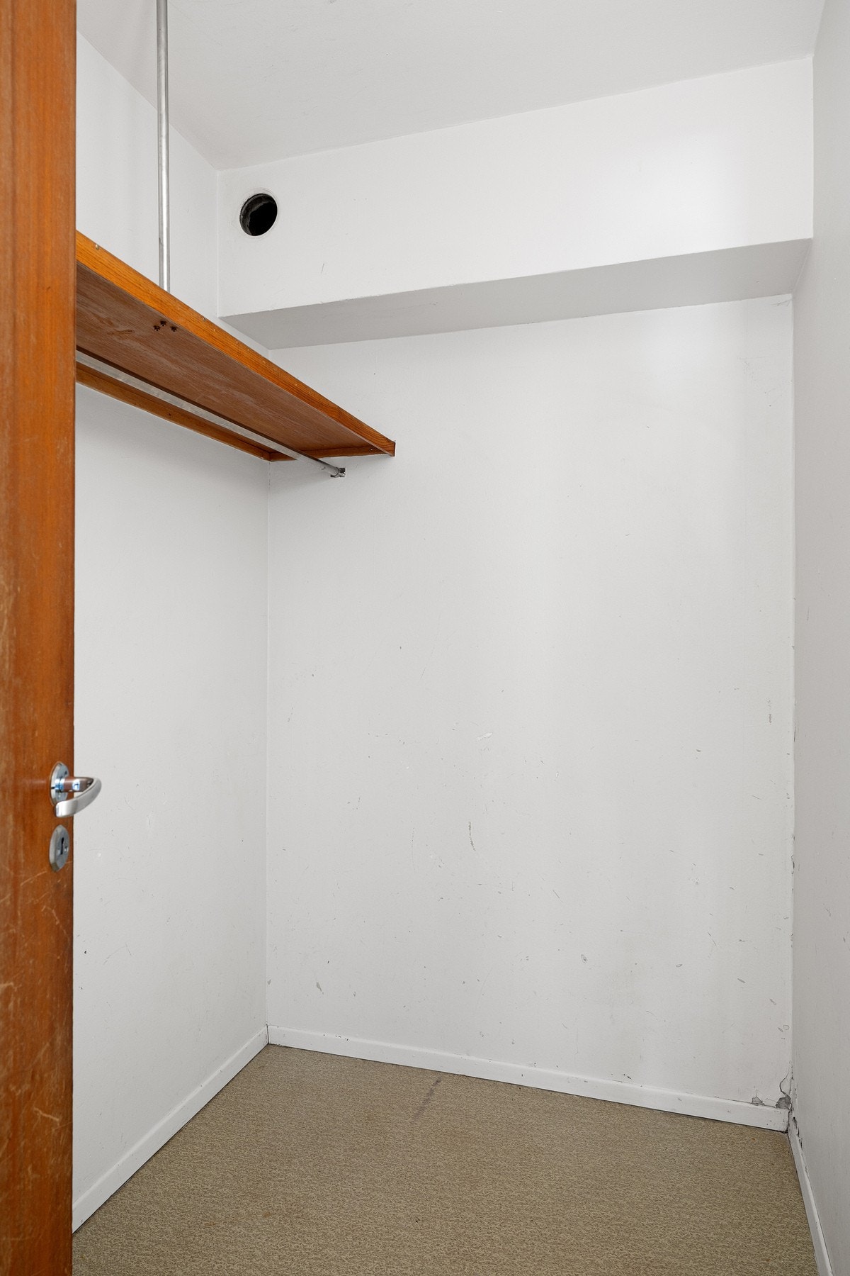 Fra entréen er det inngang til en praktisk bod. Galleribilde