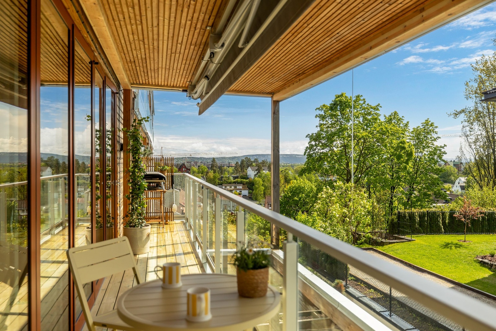 Her presenteres en lys og innbydende selveierleilighet med sosial planløsning, stor sørvestvendt balkong og gode solforhold. Galleribilde