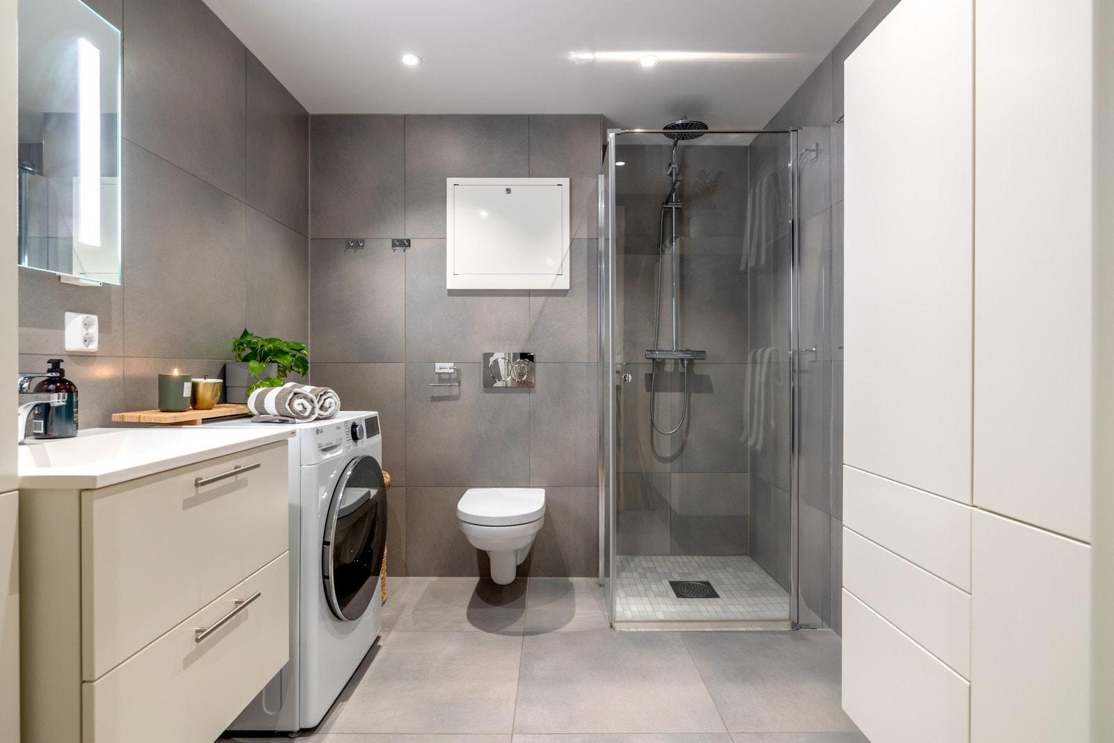 Badet er fra 2020 og har en moderne utførelse med stilrene materialvalg og gode oppbevaringsmuligheter. Galleribilde