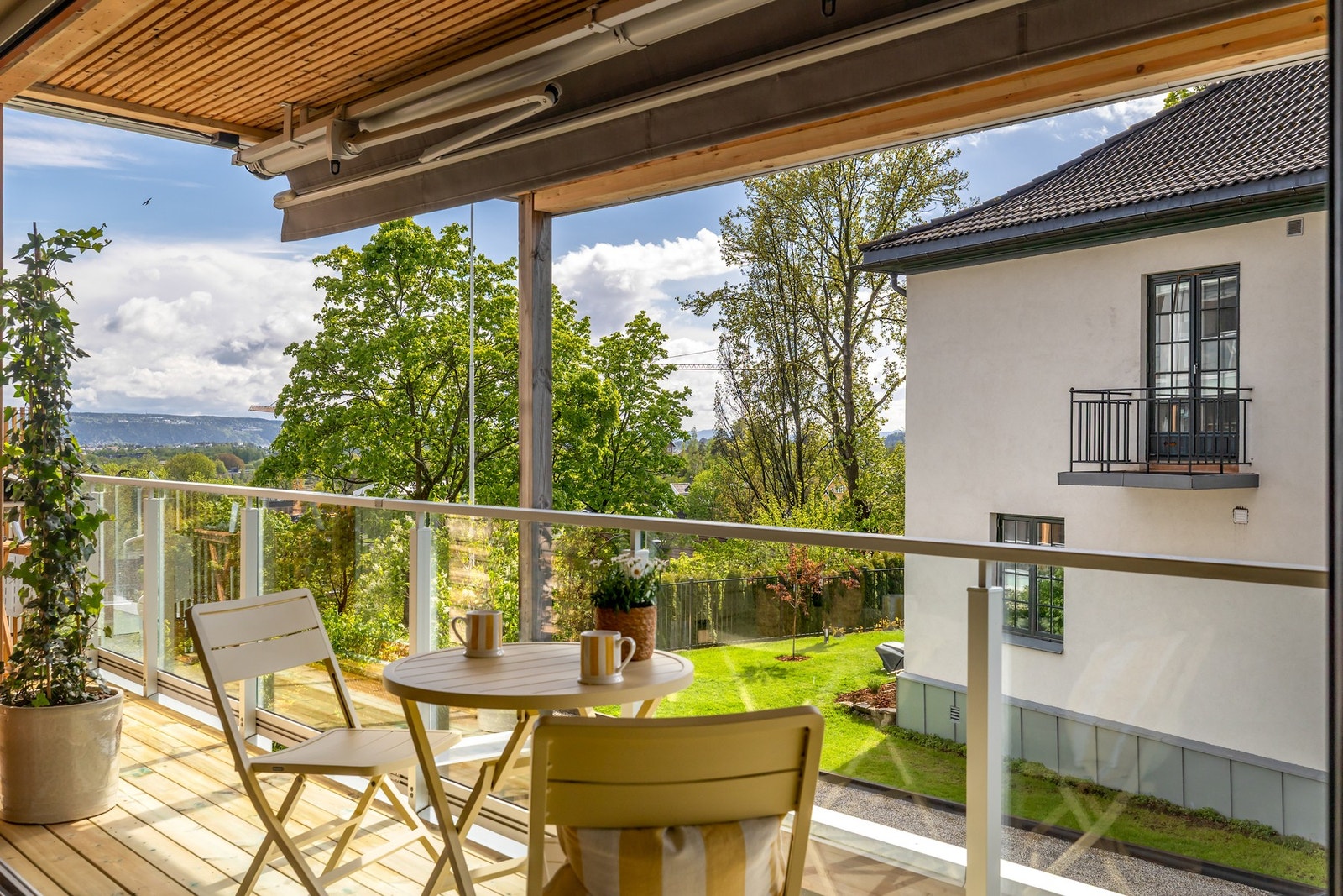 Fra balkongen er det flott utsikt og gode solforhold, som gjør uteplassen til en naturlig forlengelse av stuen i sommerhalvåret. Galleribilde