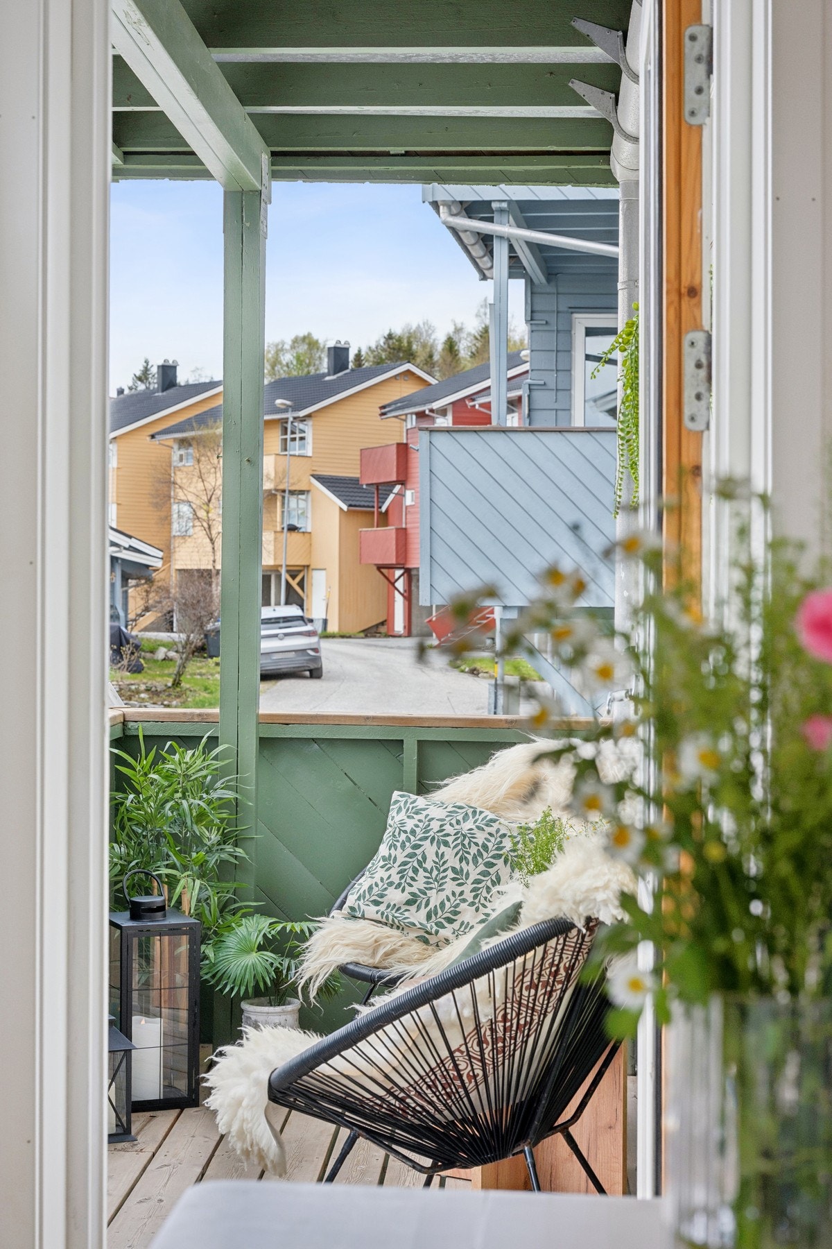 Balkongen fungerer som en fin forlengelse av stuen på varme dager. Galleribilde