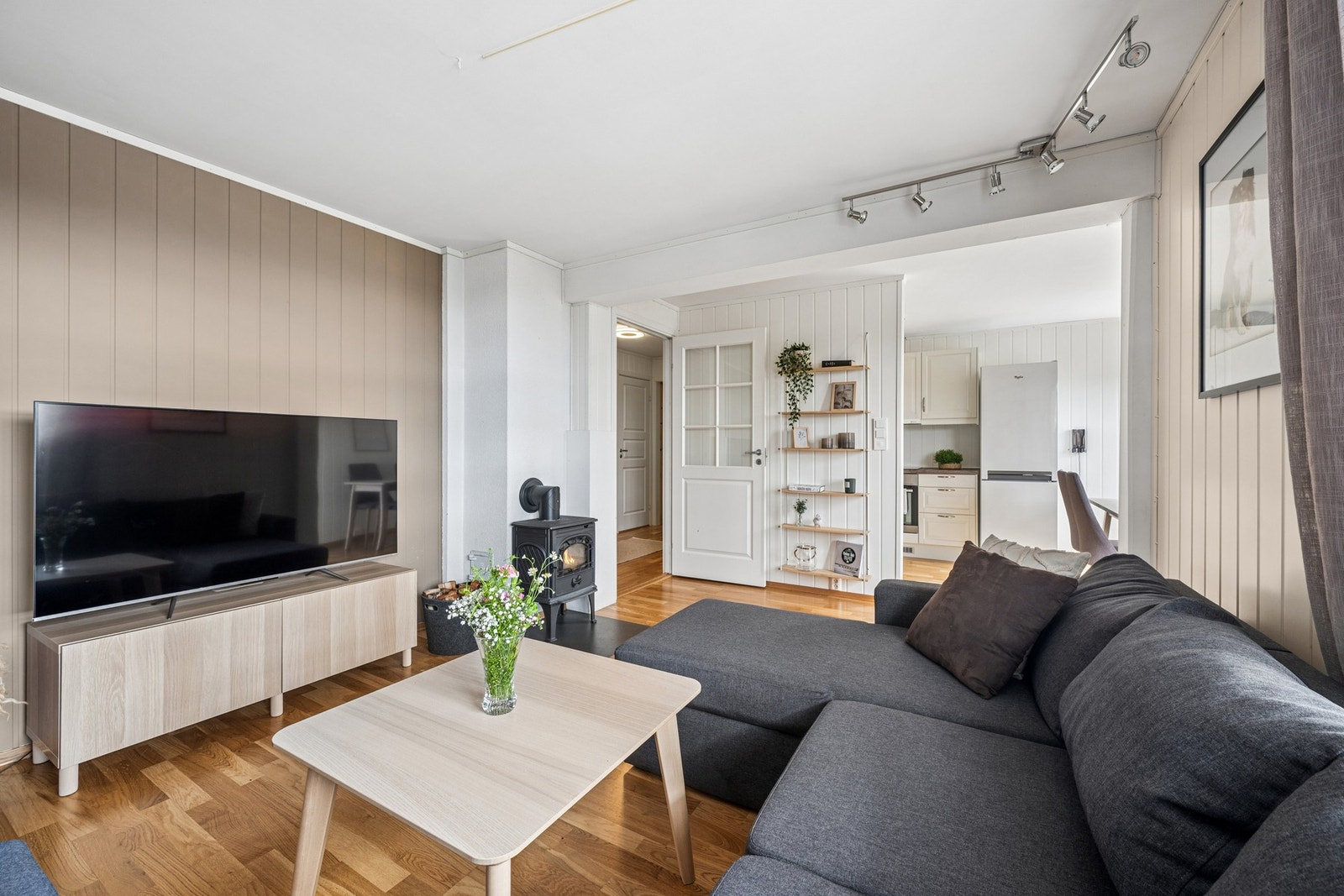 Stuen har en vedovn som gir en lun og jevn varme på kalde dager. Galleribilde