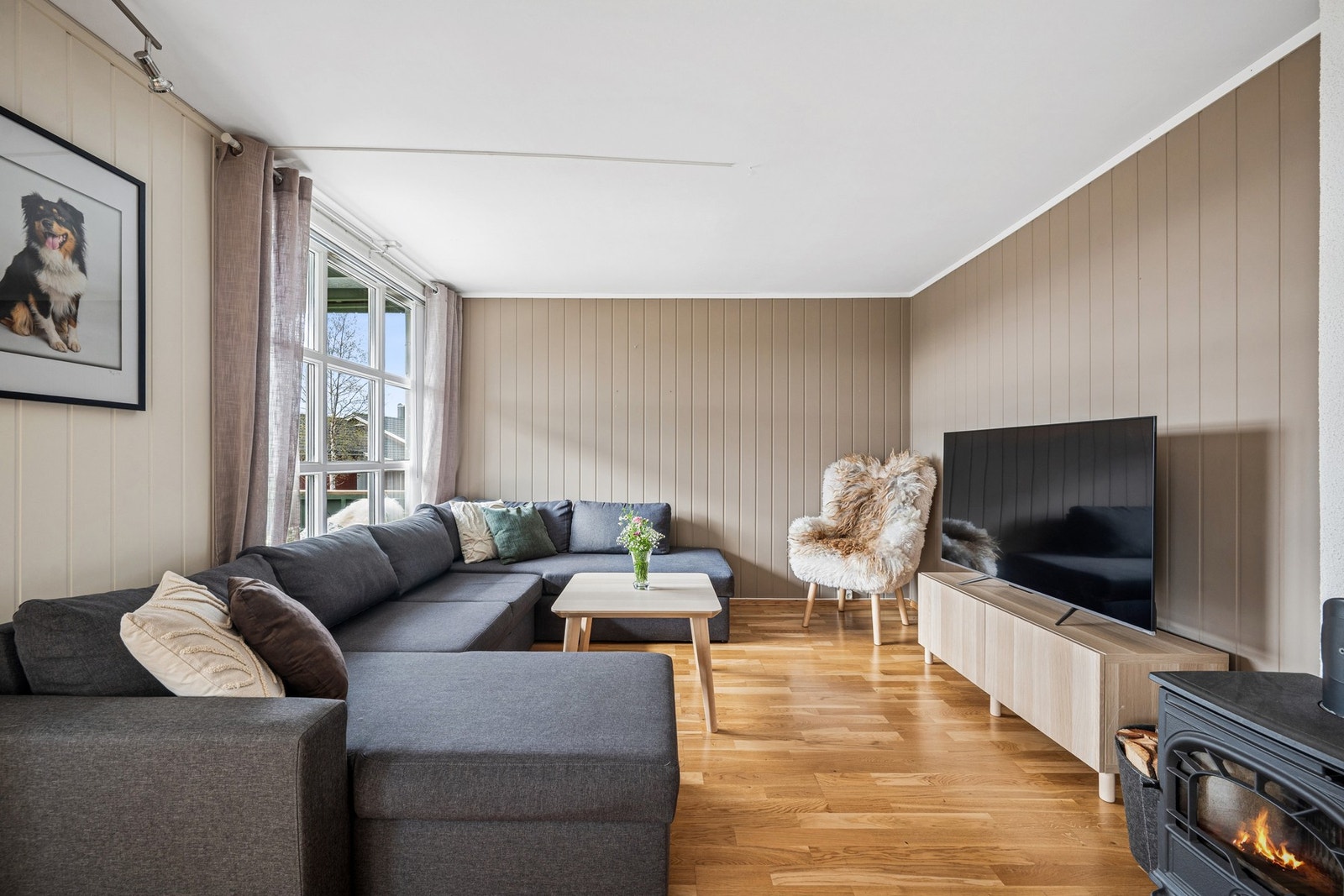 Gjennomgående eikeparkett på gulv i stue, kjøkken og soverom skaper en helhetlig stil. Galleribilde