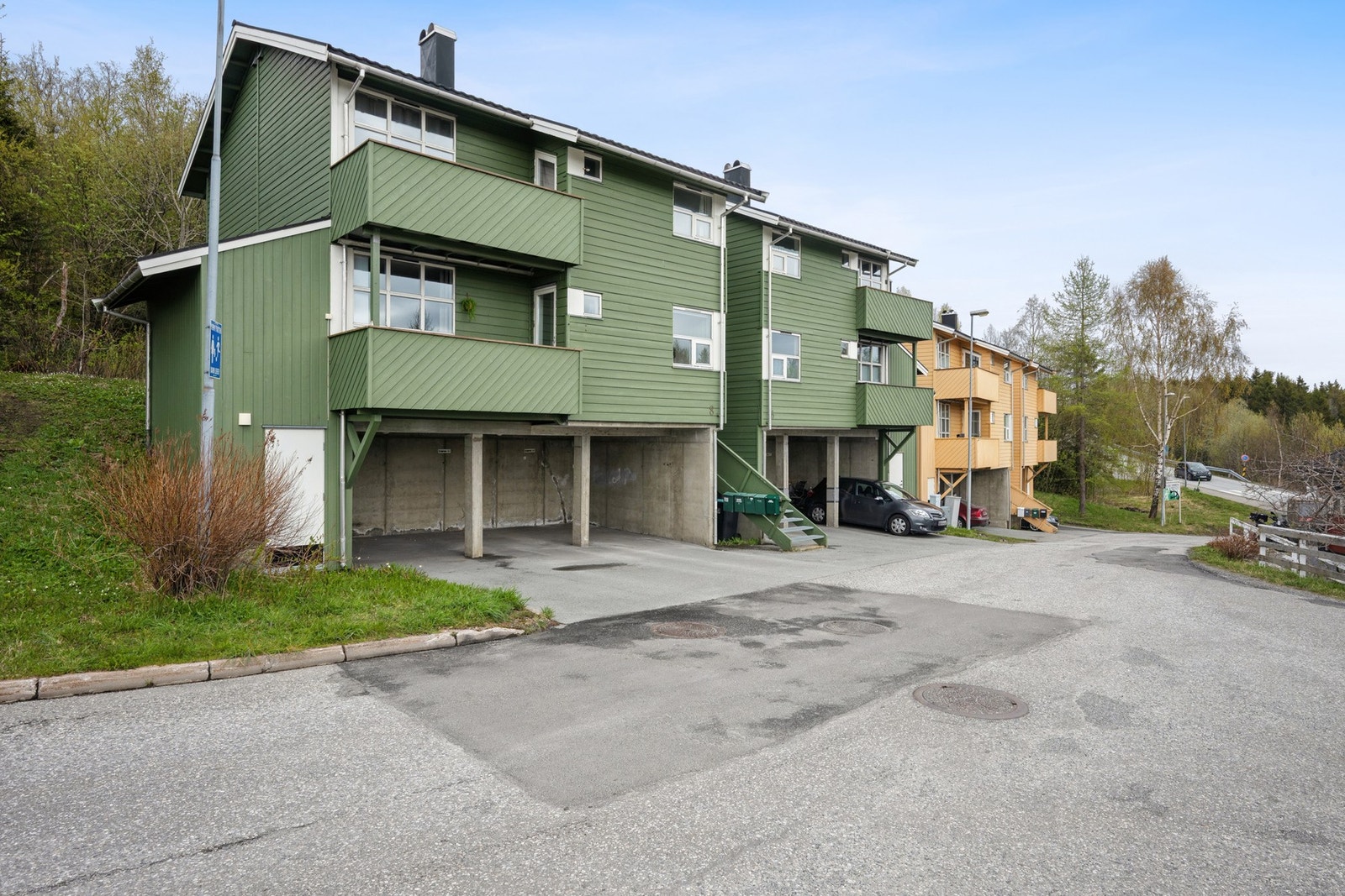 Leiligheten disponerer egen plass i carport, som gir praktisk og skjermet parkering. Galleribilde