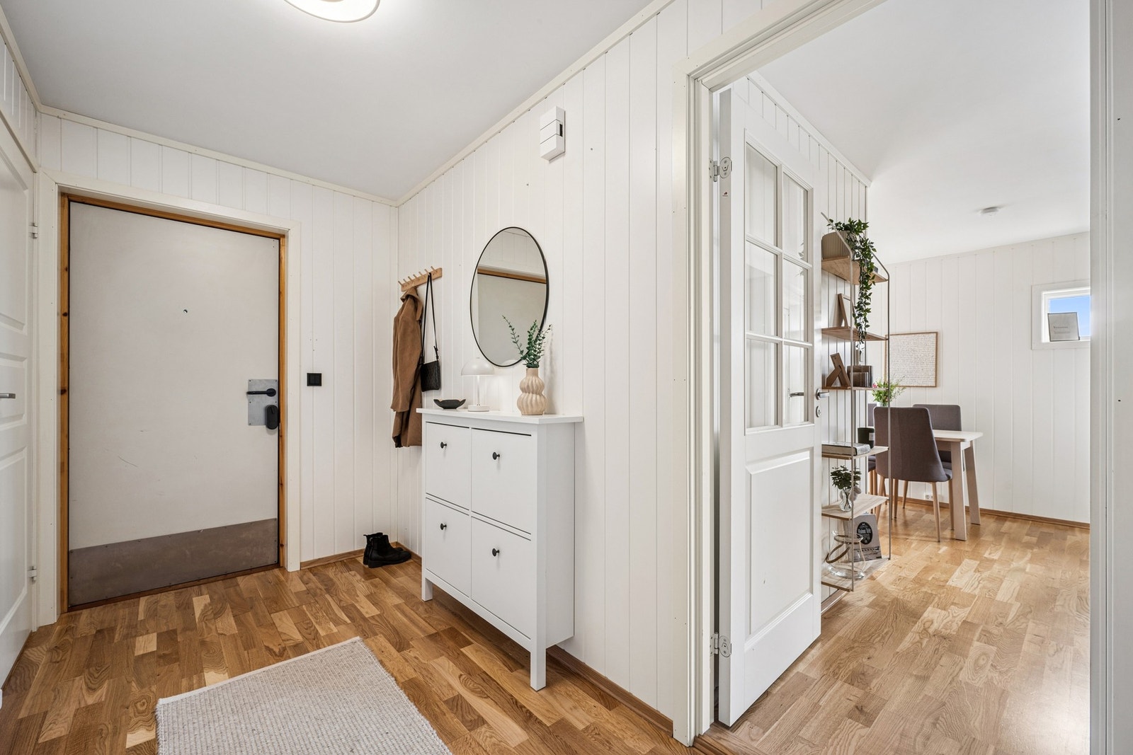 God plass til oppbevaring av yttertøy og sko ved inngangspartiet. Galleribilde