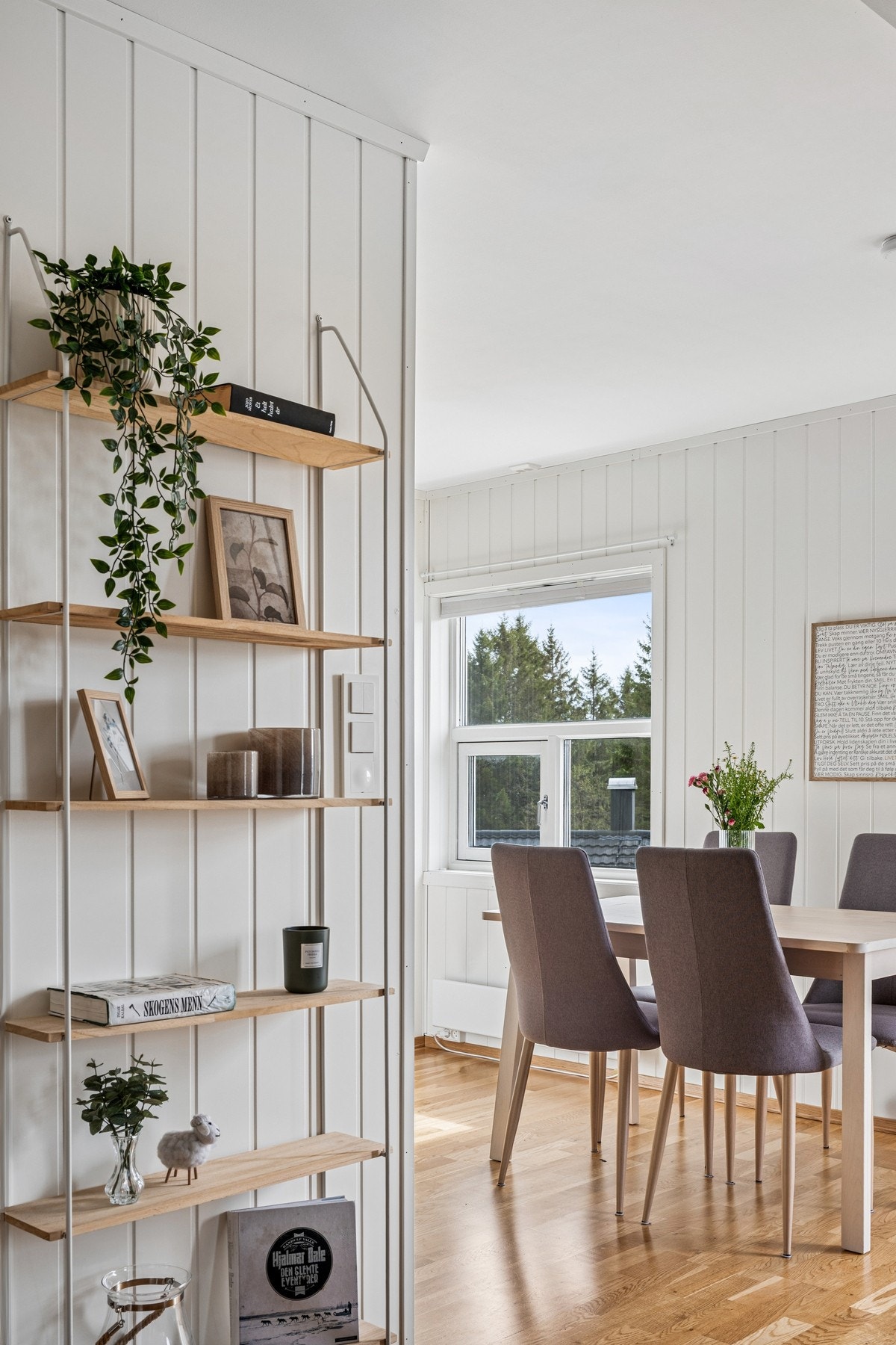 Spisestuen har en naturlig plassering i tilknytning til kjøkkenet. Galleribilde