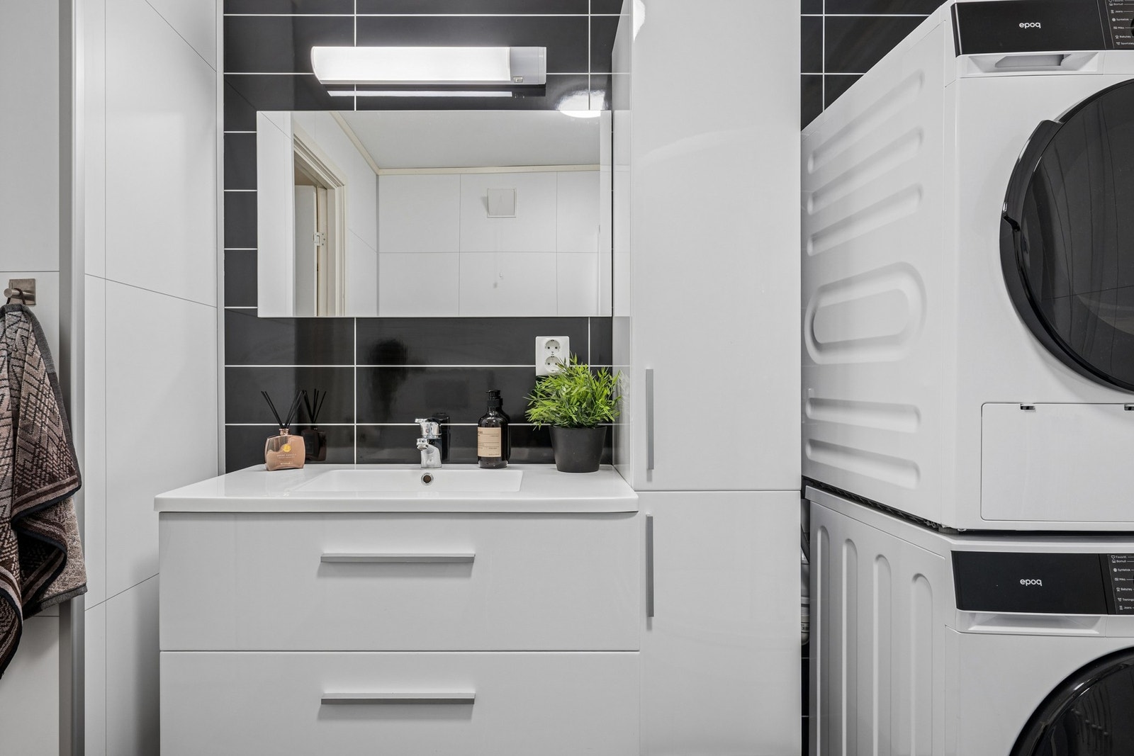 Badet har opplegg for vaskemaskin og tørketrommel. Galleribilde