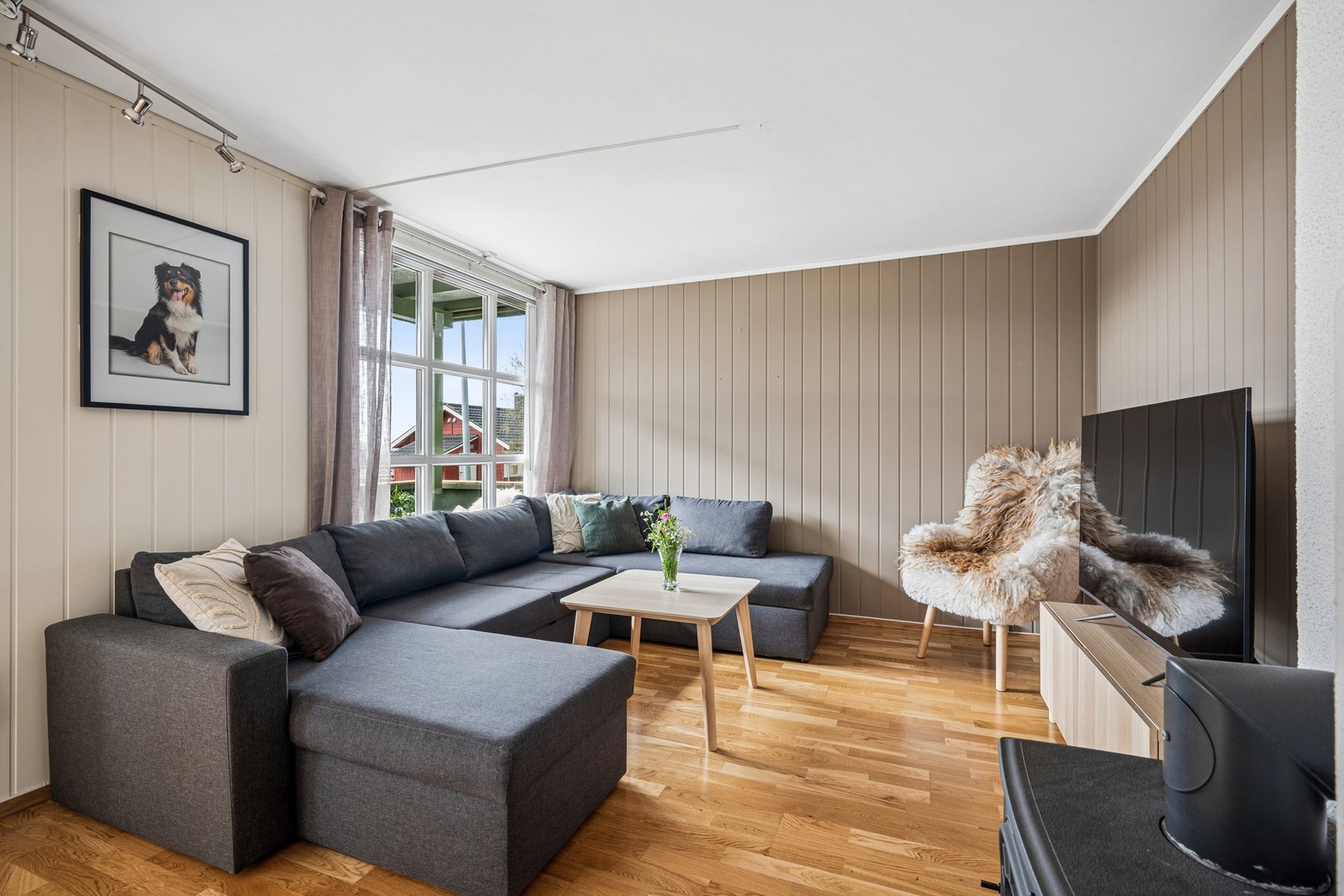 Store vindusflater slipper inn rikelig med dagslys i stuen. Galleribilde