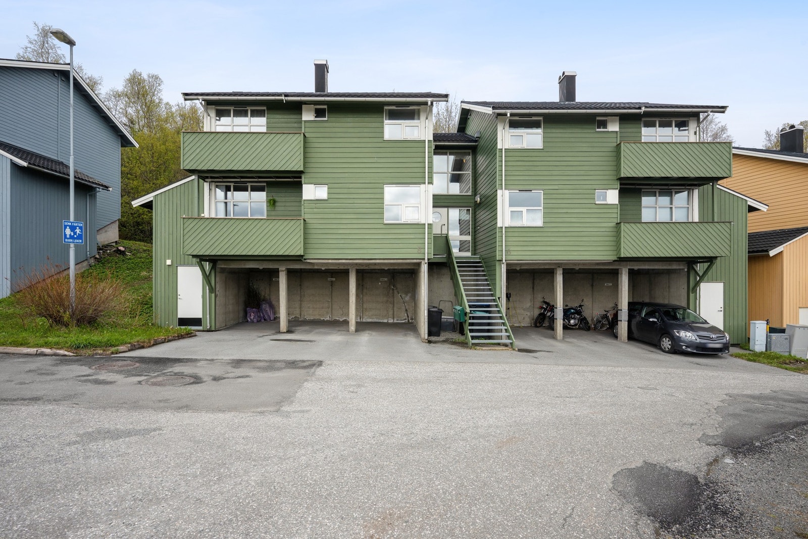 Bygget har en felles utvendig trapp opp til leilighetens etasje. Galleribilde