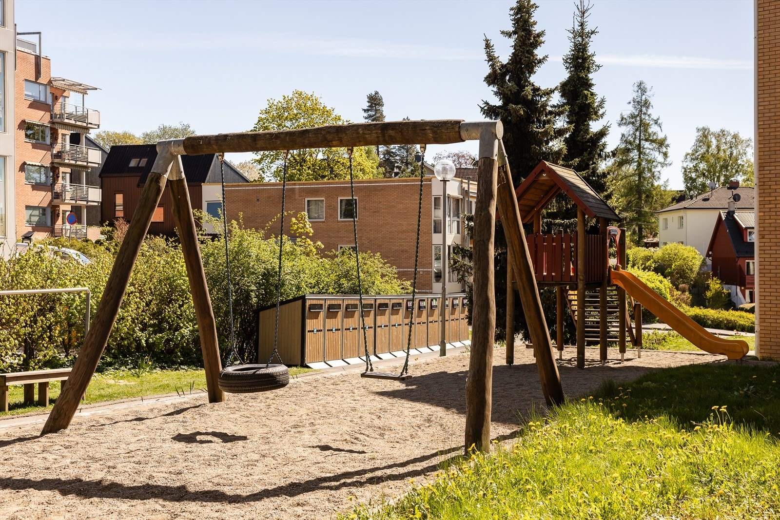 Trivelig lekeplass i sameiets fellesområde med huskestativ, sklie og sandkasse - et trygt og fint sted for barna. Galleribilde