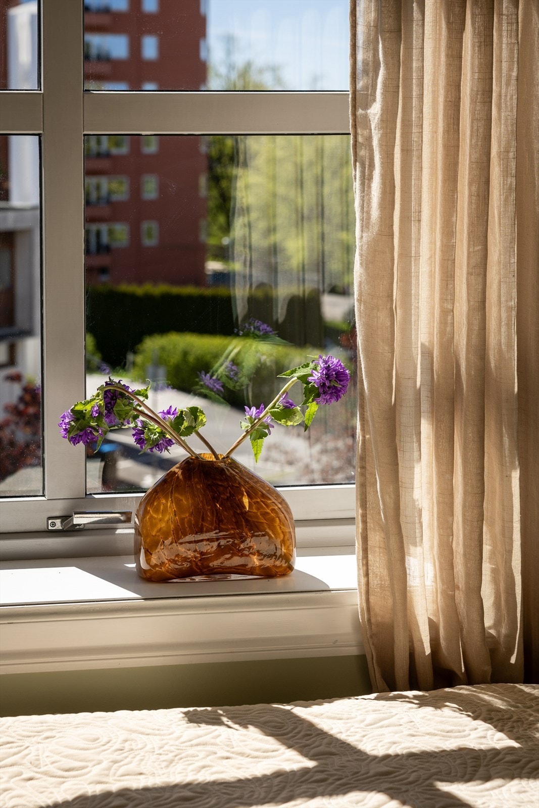 Store vinduer gir godt lys og utsikt mot nærområdet. Galleribilde
