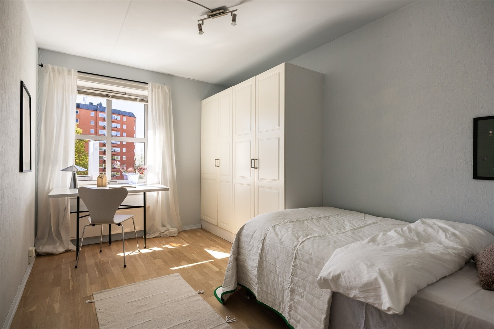Romslig soverom med plass til dobbeltseng, stor garderobe og skrivebord. Galleribilde