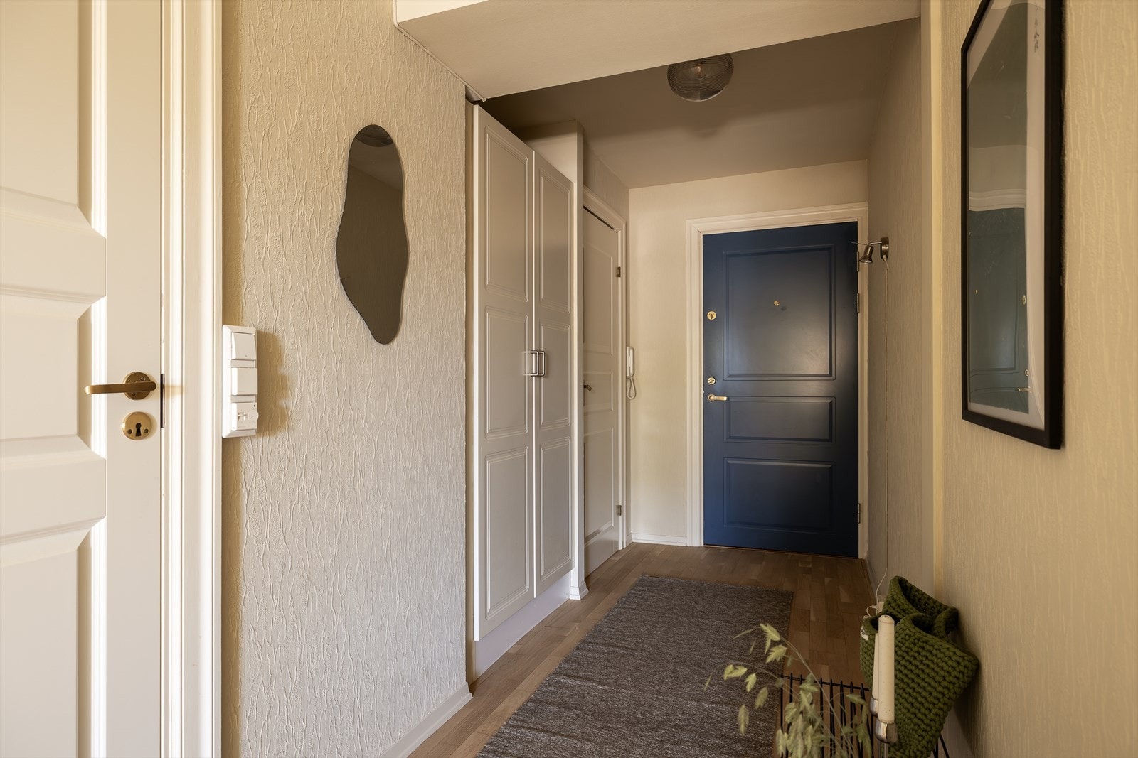 Entré med tilgang til innvendig, praktisk bod. Nisje til garderobeskap. Galleribilde