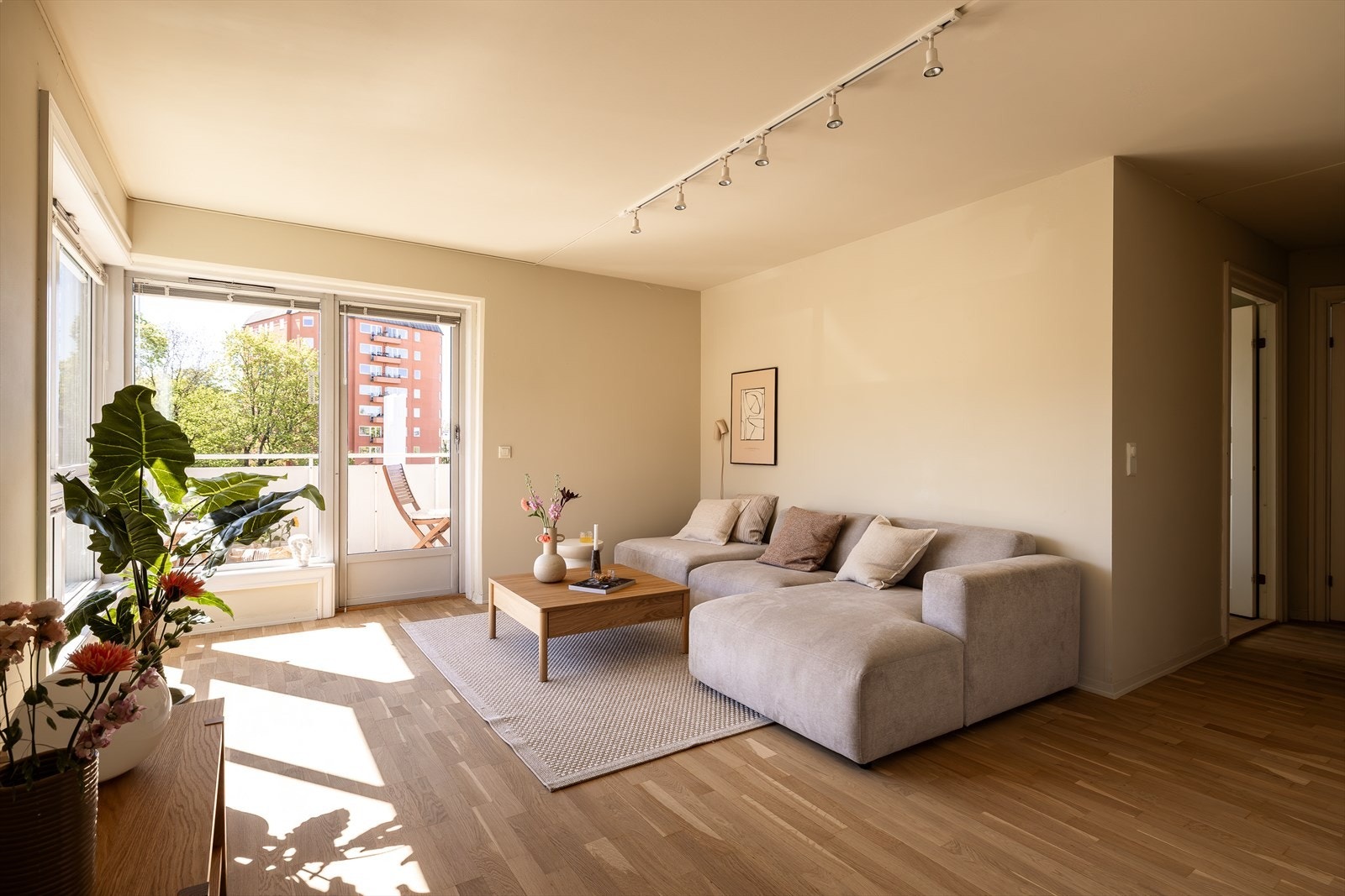 Stuen har plass til stor hjørnesofa og har store vinduer som slipper inn mye dagslys. Galleribilde