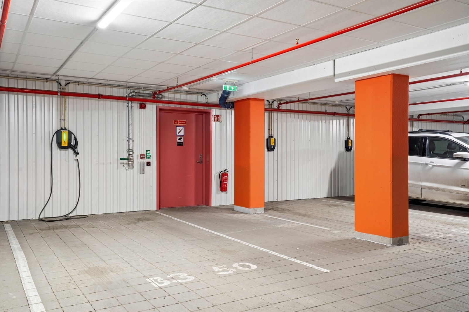 Det følger også p-plass med ladepunkt i kjeller Galleribilde